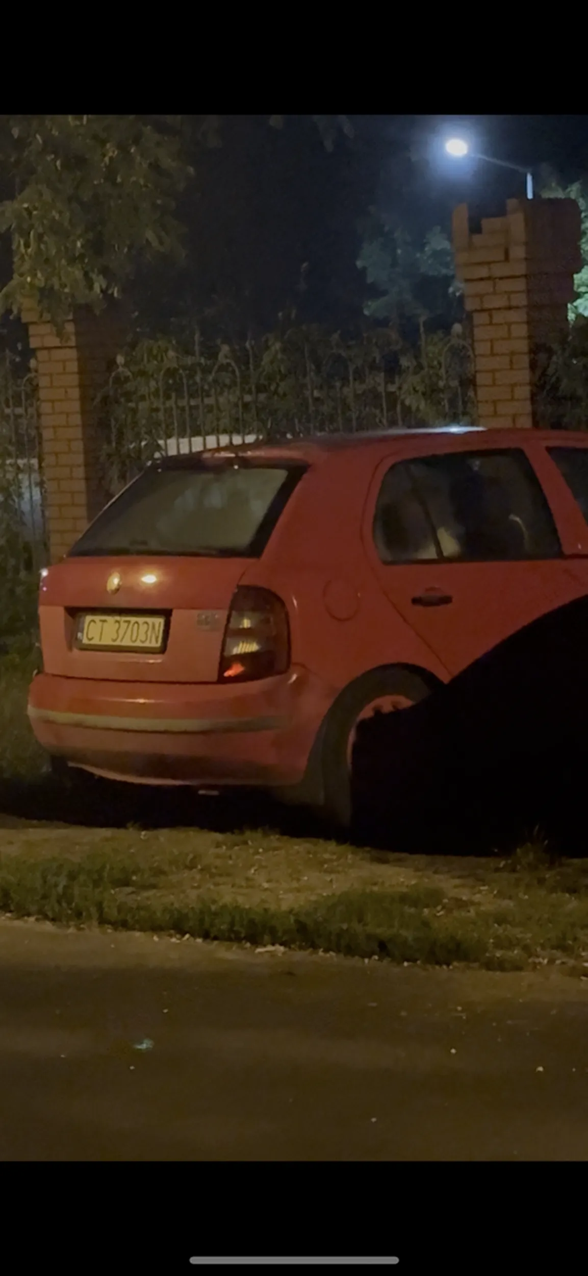 Właścicielka auta podjeżdża z gachem dymać się na tylnych siedzeniach na oświetlonej, okamerowanej ulicy Torunia. Jęczy w niebogłosy, a zawieszenie auta piszczy z każdym ruchem. Potem laska odstawia kumpla przy cinema city i jedzie dalej w swoją stronę. Akurat traf tak chciał, że przesłaliśmy nagrania z tego do znajomych a znajomi dalej ich widzieli właśnie przy cinema city. Ciekawe czy to nie jakiś romans. Nie dymajcie się ludziom pod domem. Elo