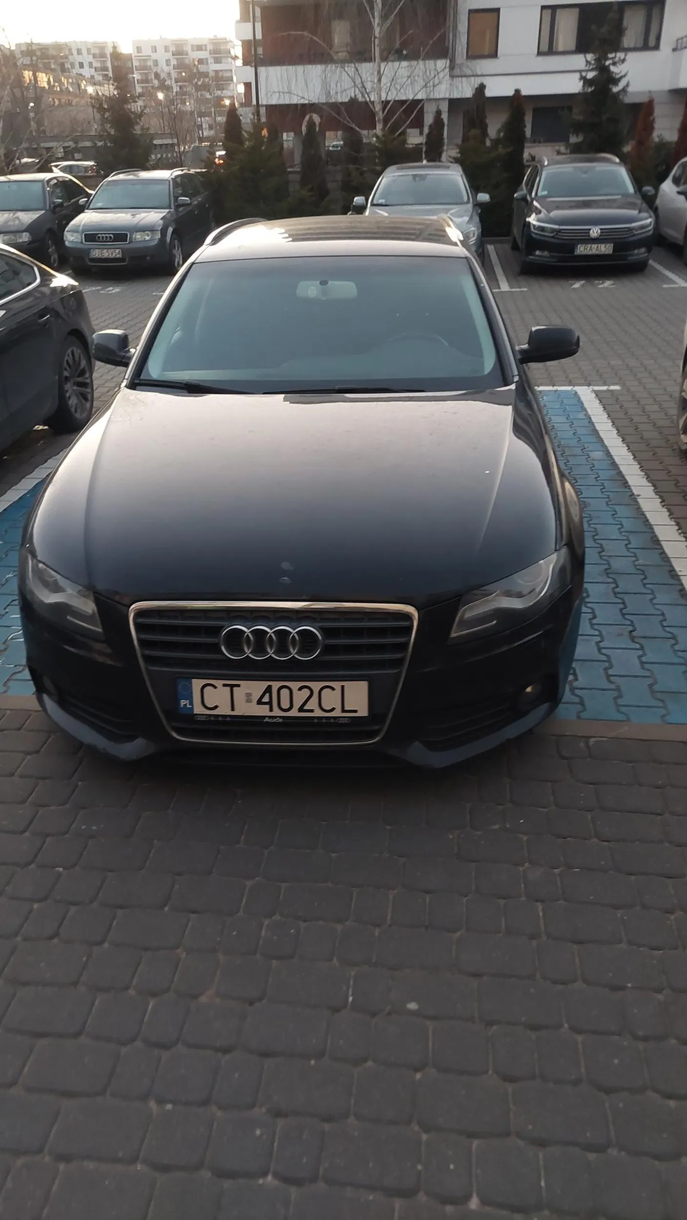 Na samochód pieniądze były ale na prawo jazdy już nie. Niereformowalny kierowca, chyba niepełnosprawny umysłowo skoro tam parkuje.