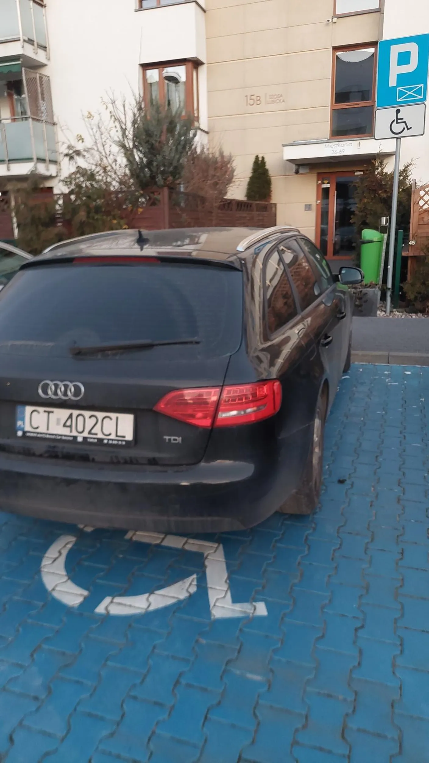 Na samochód pieniądze były ale na prawo jazdy już nie. Niereformowalny kierowca, chyba niepełnosprawny umysłowo skoro tam parkuje.