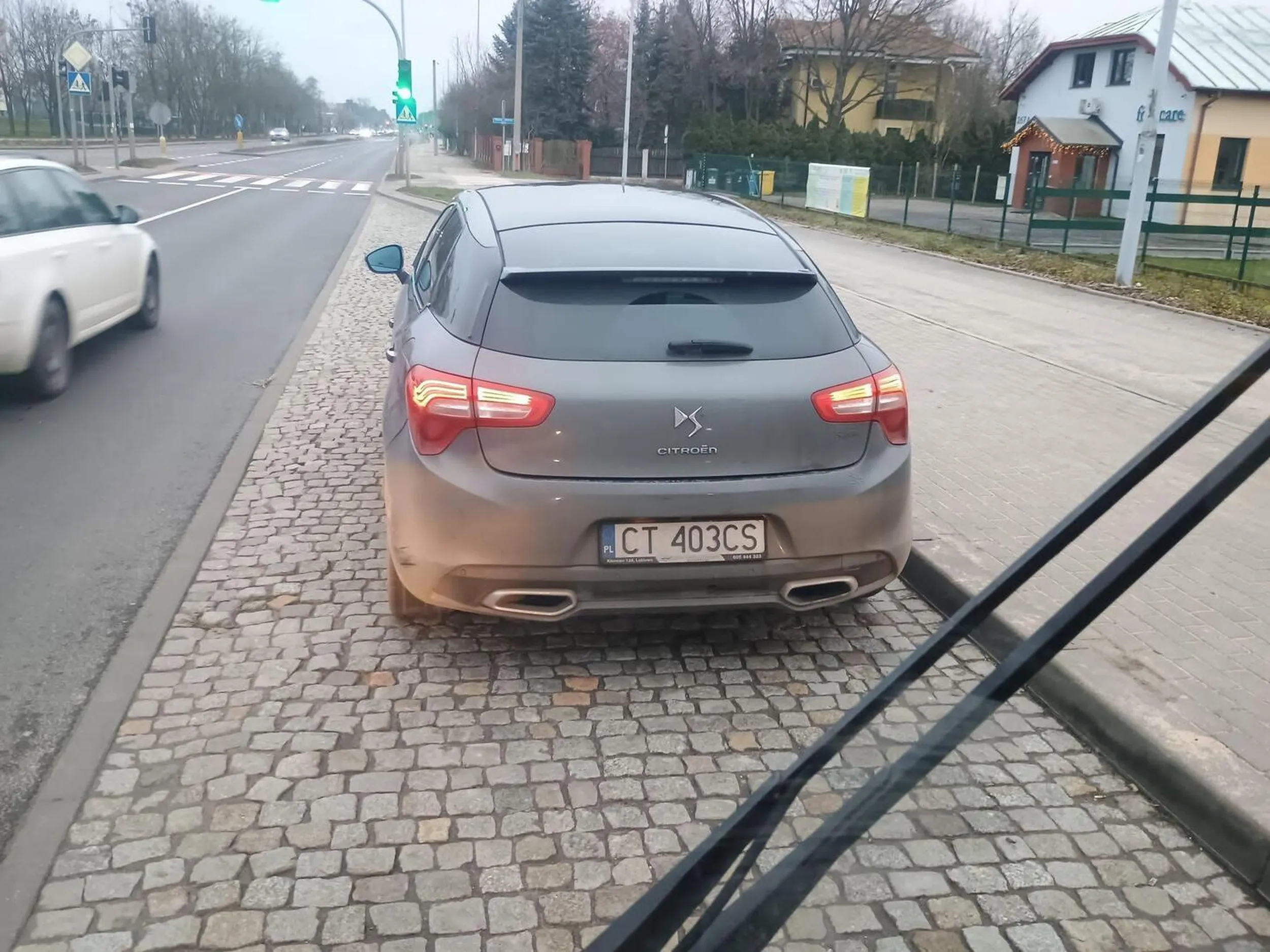 Król drogi, który uwielbia stać na przystankach autobusowych