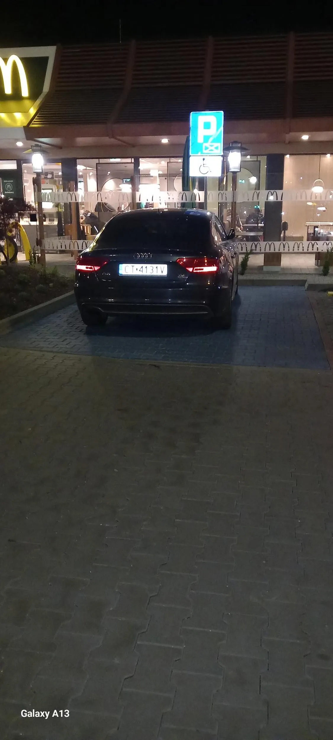 Niepełnosprawny Ale umysłowo parkuje na miejscu dla niepełnosprawnych