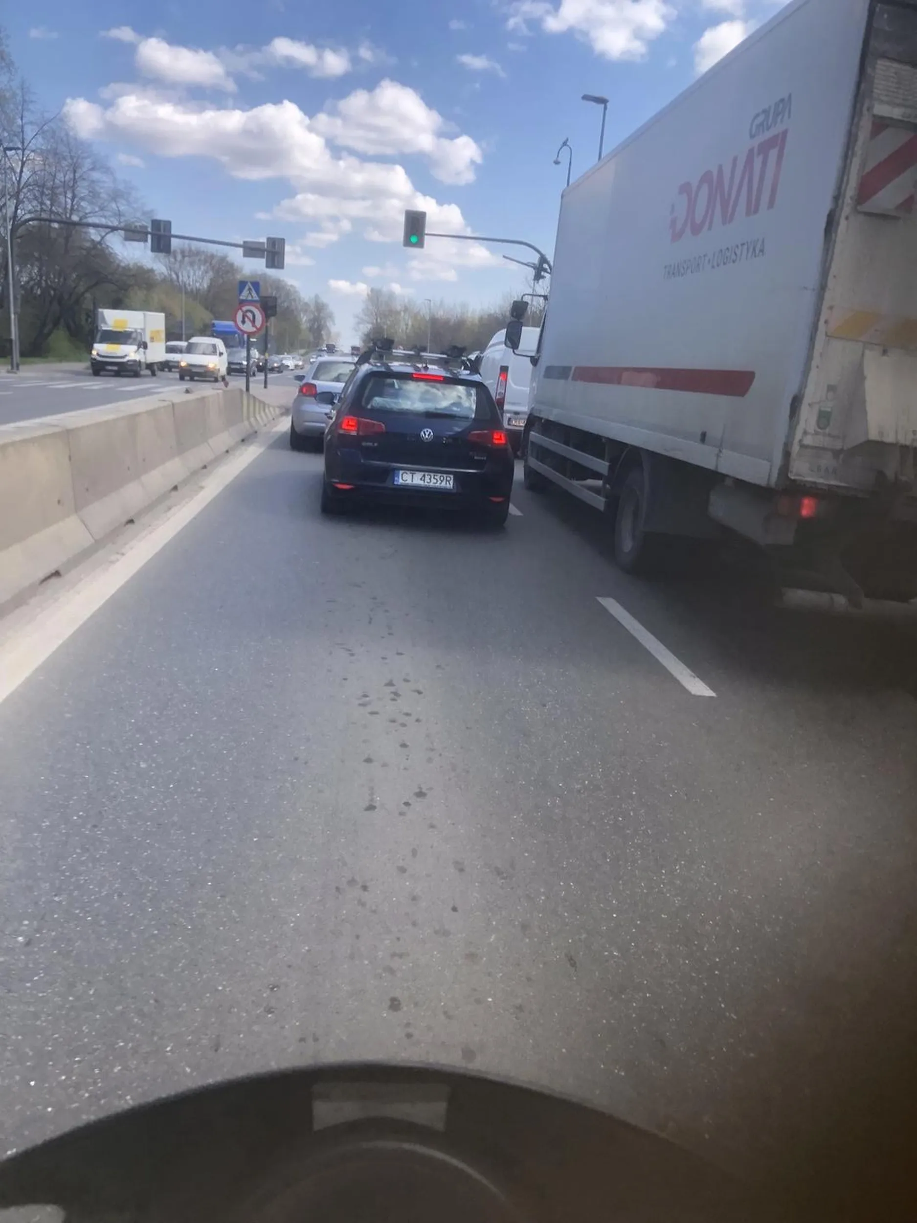 Próba zabójstwa motocyklisty za ominięcie stojących aut w korku.Przekraczanie prędkości,zajmowanie dwóch pasów ruchu,zmiana pasów ruchu bez kierunkowskazów i gwałtowne hamowanie tuż przed kołem po uprzedniej zmianie pasa ruchu oczywiście bez kierunkowskazów.Na jednym z kolejnych skrzyżowań agresja słowna i ?. A i tak finalnie w korku stoi. Brawo. Proponuje zacząć brać leki które lekarz przepisał jak widać nie bez powodu.Pozdrawiamy z Krakowa. „W mieście jesteś chamie wiec dostosuj zachowanie”