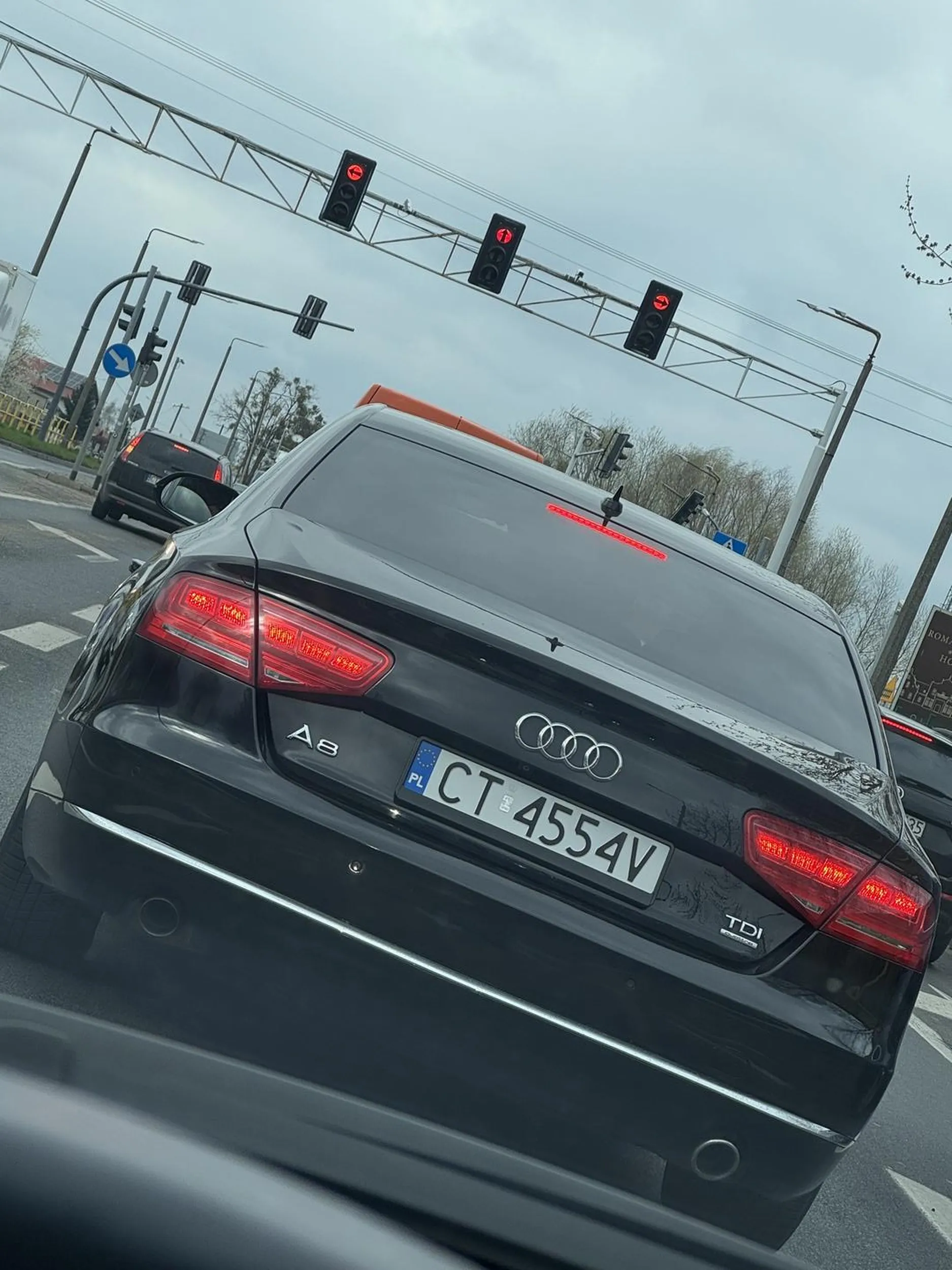 Wyprzedzał poboczem samochody stojące w korku na odcinku Rubens-Lysomice.