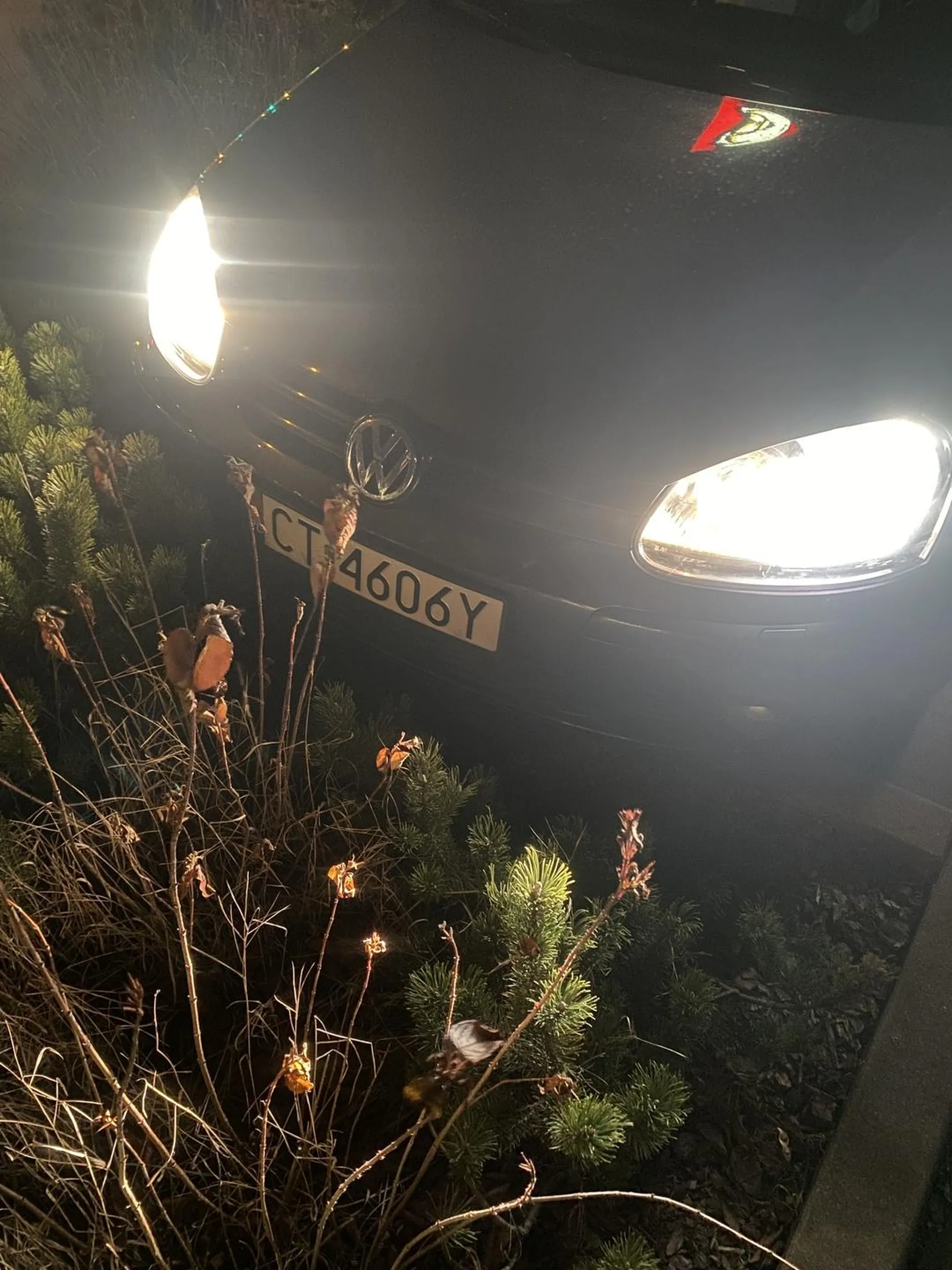 Uzytkownik tego pojazdu nagminnie lamie przepisy ruchu drogowego oraz ma odpalony silnik przez 15 minut stojac w miejscu przy kfc w Toruniu.A w dodatku jego wiesniackie lampy oslepiaja kierowcow