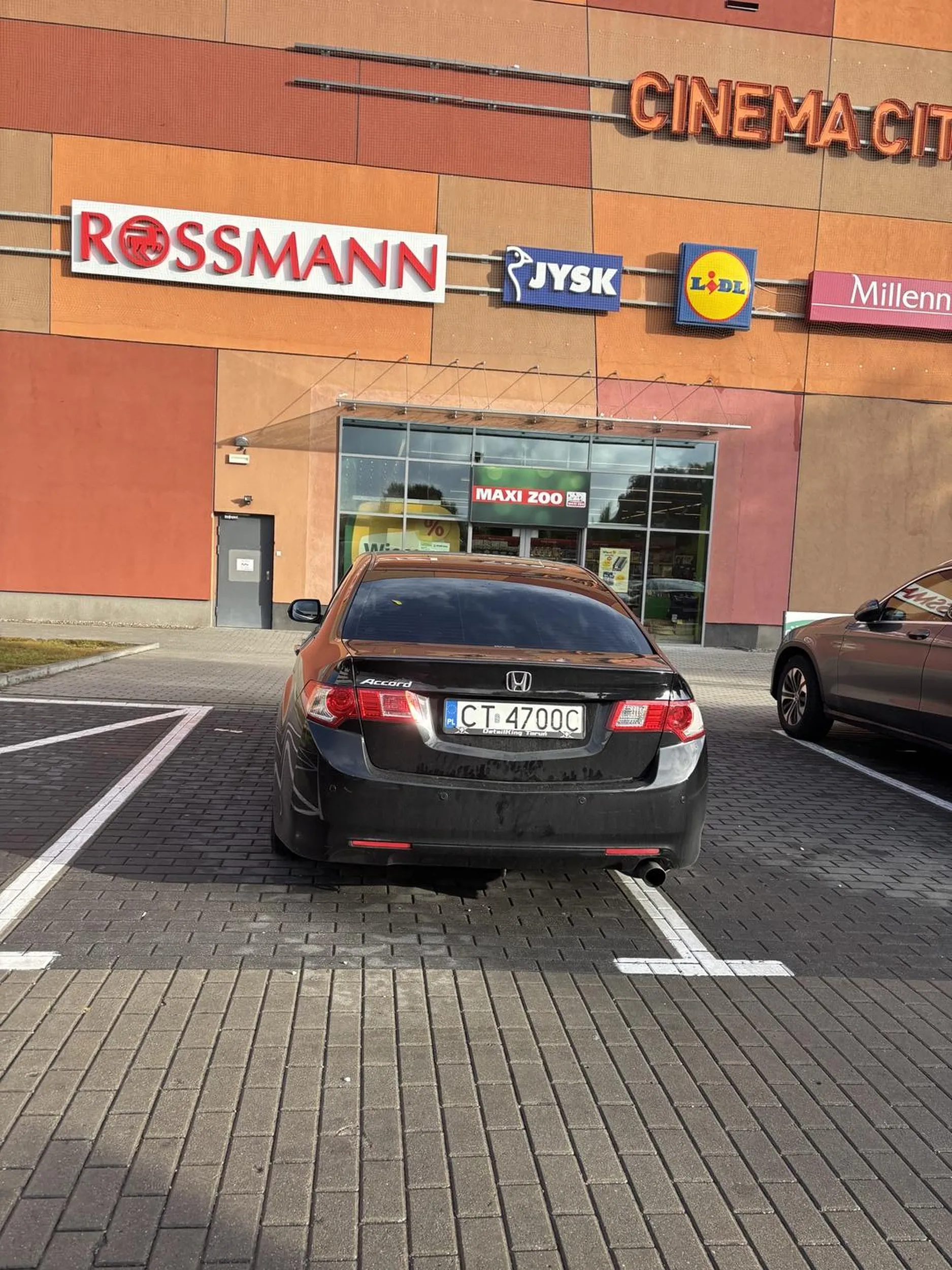 Szkoda, że jesteś pizdą i myślisz tylko o sobie. Polecam nauczyć się parkować w liniach