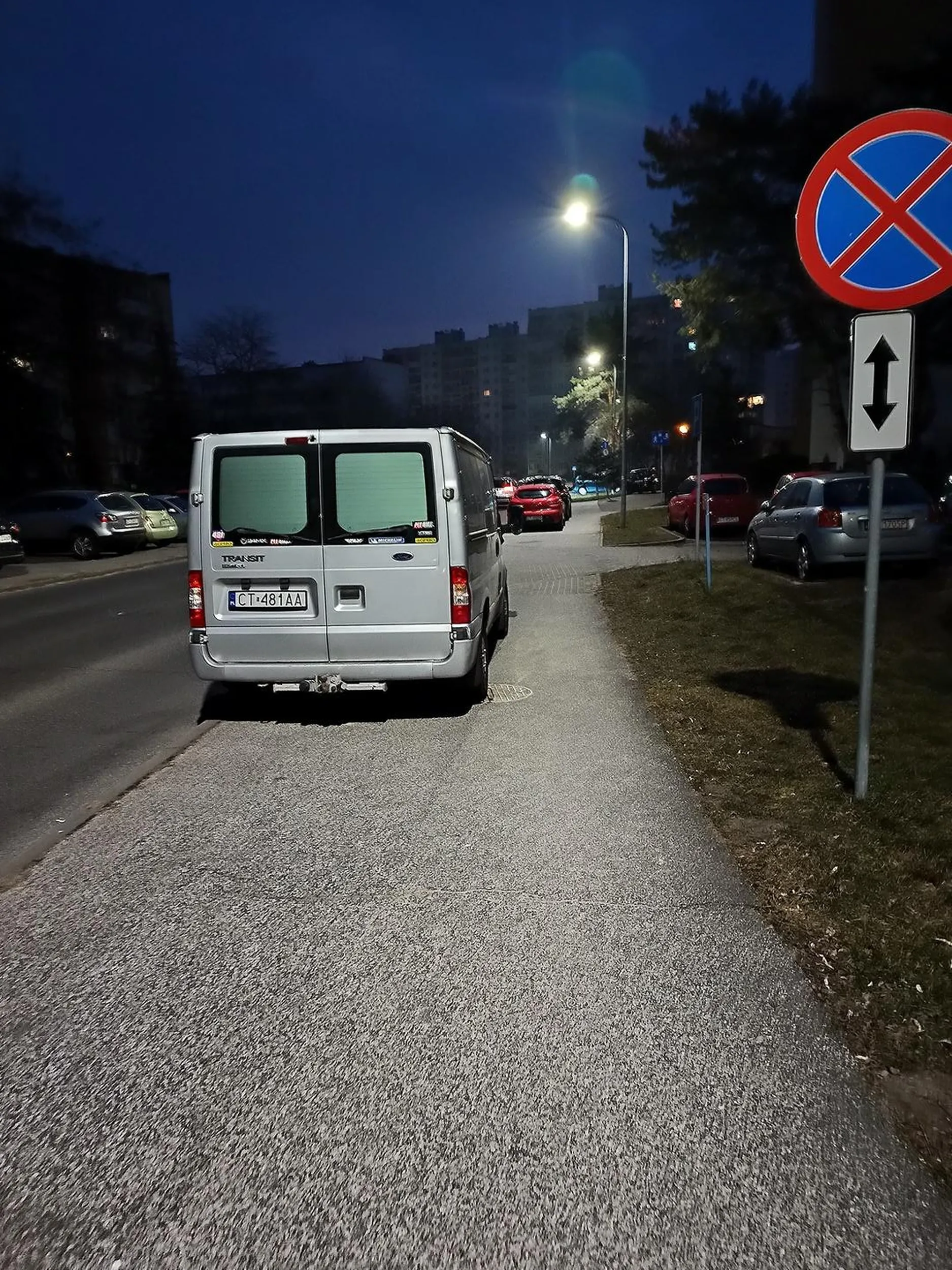 "Pięknie" zasłania widoczność podczas wyjazdu z parkingu...