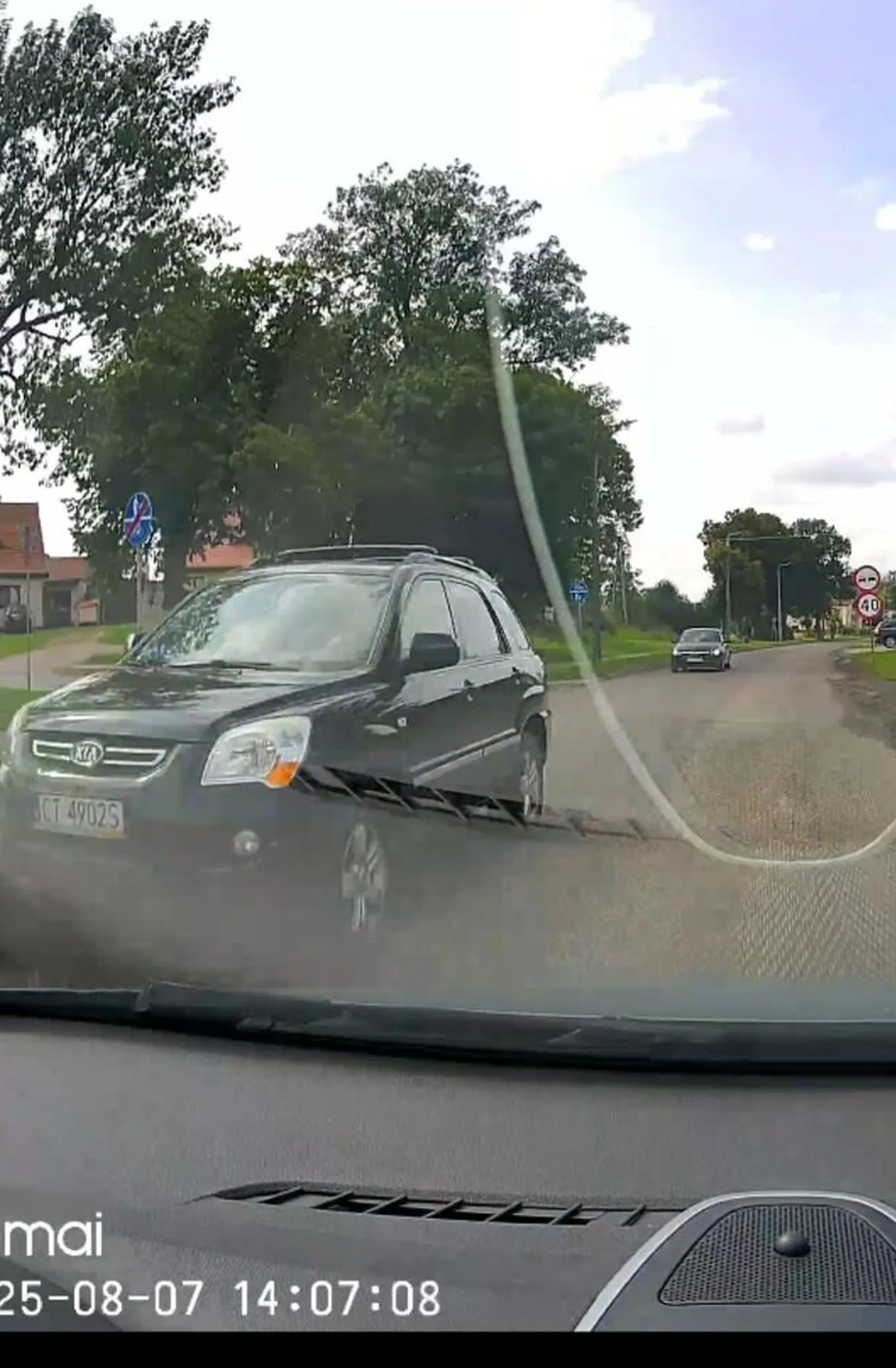 Droga w remoncie, ograniczenie 40 i zakaz wyprzedzania na całym odcinku, jednak już nawet mniejsza o to. Bardzo niekulturalna jazda. Kierował pan, który MUSIAŁ wyprzedzać inny samochód (na skrzyżowaniu dróg) i dalej ostentacyjnie kontynuował jazdę ŚRODKIEM JEZDNI!!!!!!, w ogóle nie zwracając uwagi na samochód z przeciwka, jadąc we mnie i zmuszając do zwolnienia i zjechania.