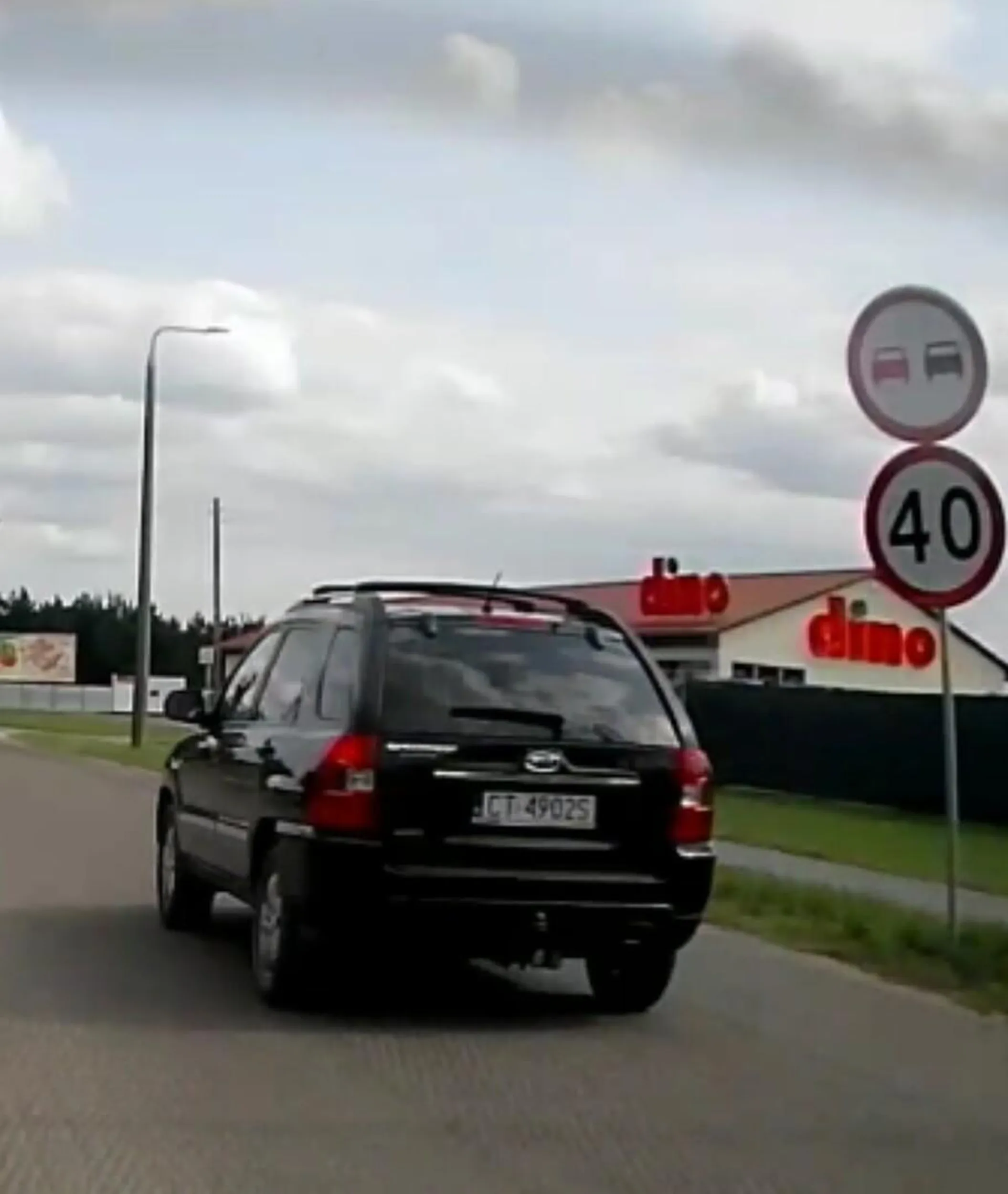 Droga w remoncie, ograniczenie 40 i zakaz wyprzedzania na całym odcinku, jednak już nawet mniejsza o to. Bardzo niekulturalna jazda. Kierował pan, który MUSIAŁ wyprzedzać inny samochód (na skrzyżowaniu dróg) i dalej ostentacyjnie kontynuował jazdę ŚRODKIEM JEZDNI!!!!!!, w ogóle nie zwracając uwagi na samochód z przeciwka, jadąc we mnie i zmuszając do zwolnienia i zjechania.