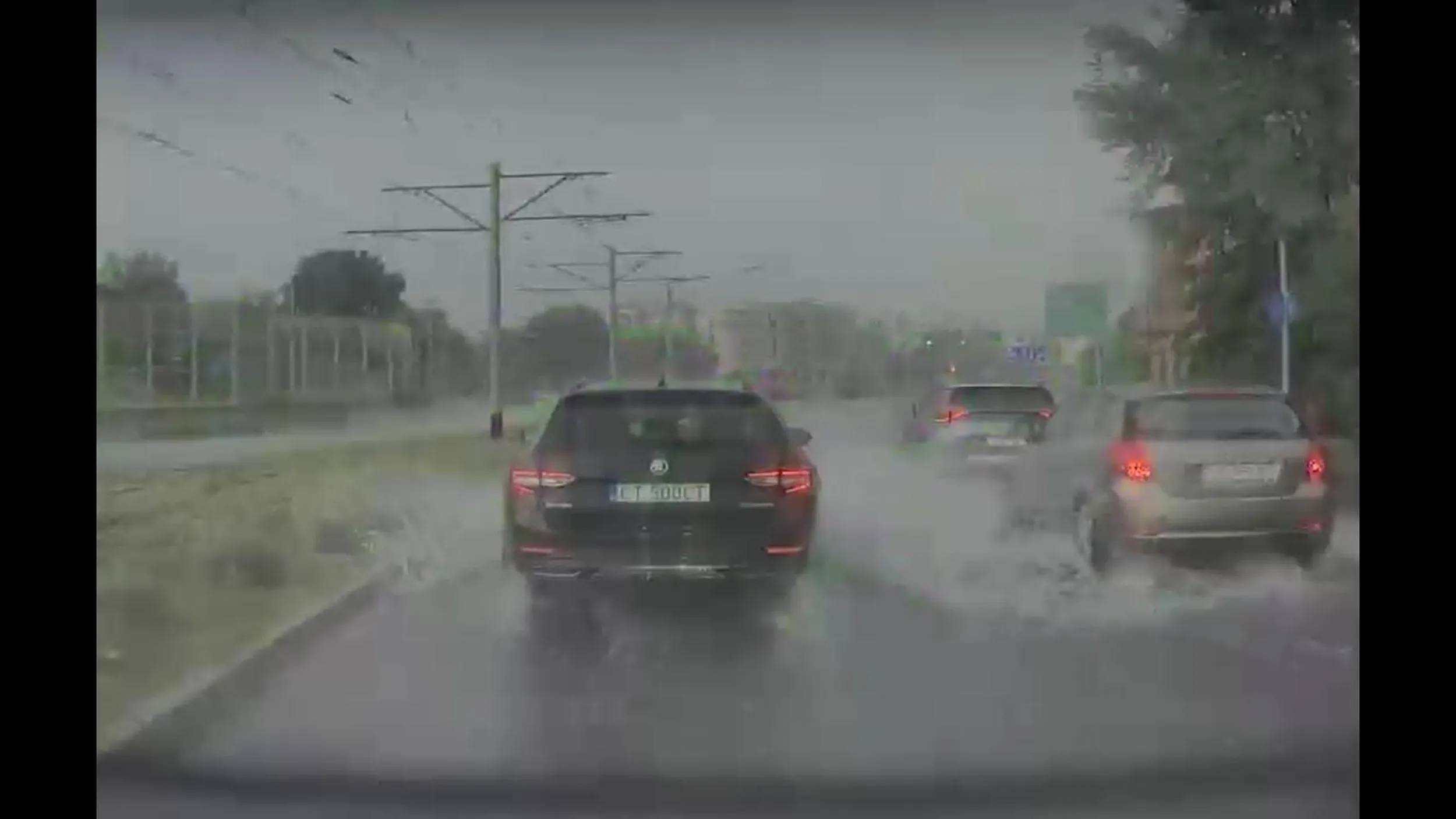 Uważajcie na kierowcę Skody o numerach CT 500CT. Wczoraj, podczas ulewy, jechał z dużą prędkością ulicami Bema i Szosa Chełmińska, manewrując pomiędzy innymi samochodami i zalewając je wodą z głębokich kałuż, całkowicie blokując jakąkolwiek widoczność i powodując zagrożenie. Rażąca bezmyślność.