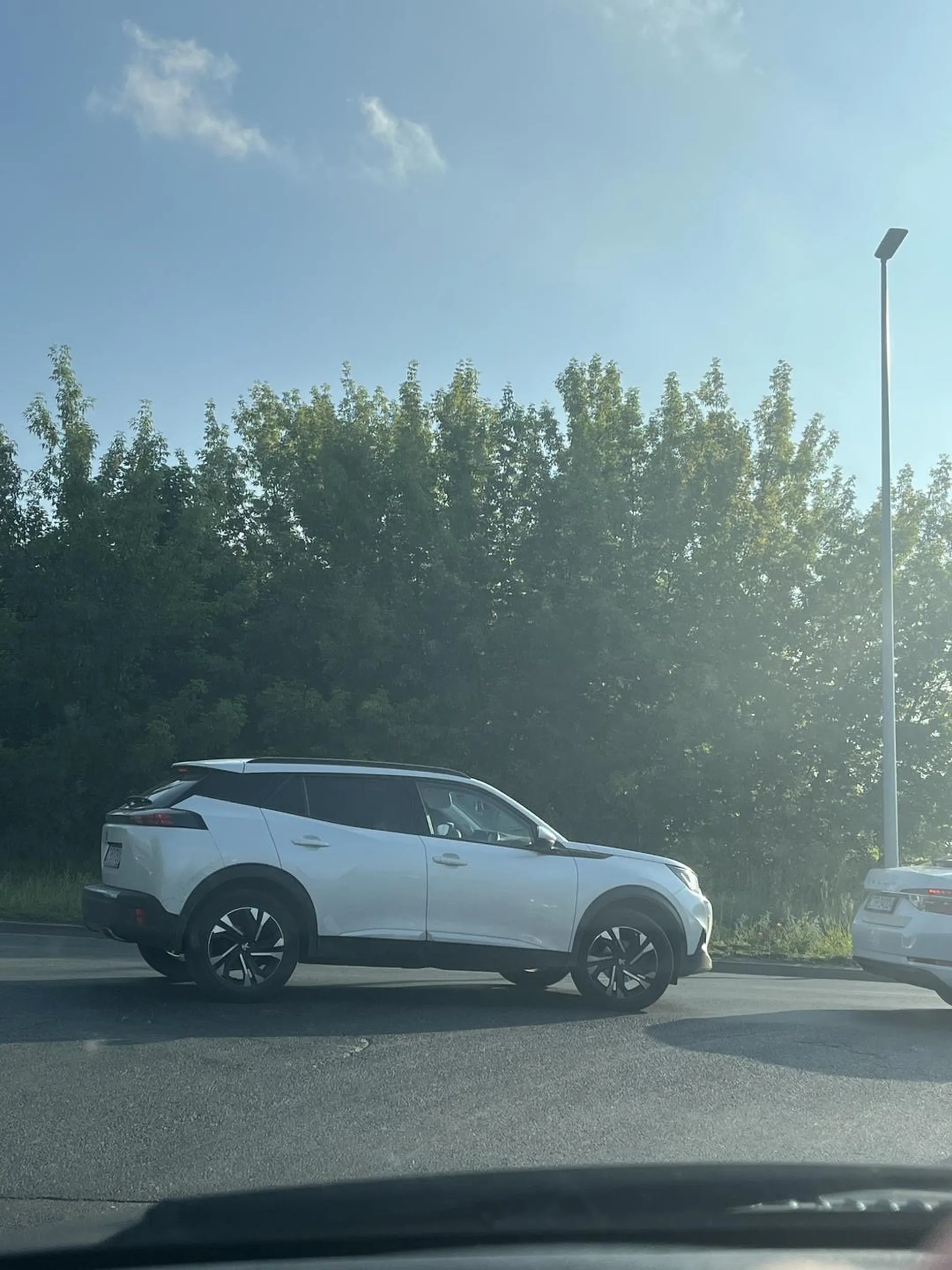 Pani nie zna zasad ruchu drogowe, myśli że jak ma większe auto i blond włosy to wszystko jej można, najpierw wepchenla się w korku jadąc pod prąd i mijając kilka auta (bo dama nie będzie czekać) to jeszcze na końcu nie chciała nikogo wpuścić i przez swoją nieuwagę prawie zarysowała mi auto i pojechała dalej totalnie nie wzruszona, trochę kultury na drodze