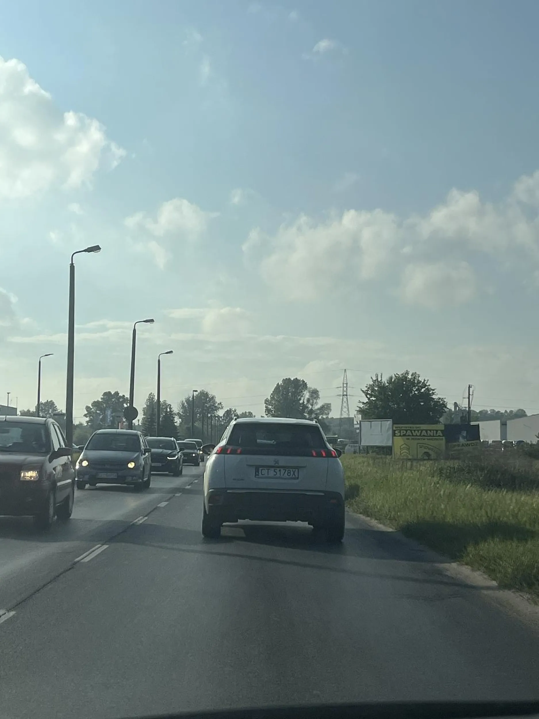 Pani nie zna zasad ruchu drogowe, myśli że jak ma większe auto i blond włosy to wszystko jej można, najpierw wepchenla się w korku jadąc pod prąd i mijając kilka auta (bo dama nie będzie czekać) to jeszcze na końcu nie chciała nikogo wpuścić i przez swoją nieuwagę prawie zarysowała mi auto i pojechała dalej totalnie nie wzruszona, trochę kultury na drodze