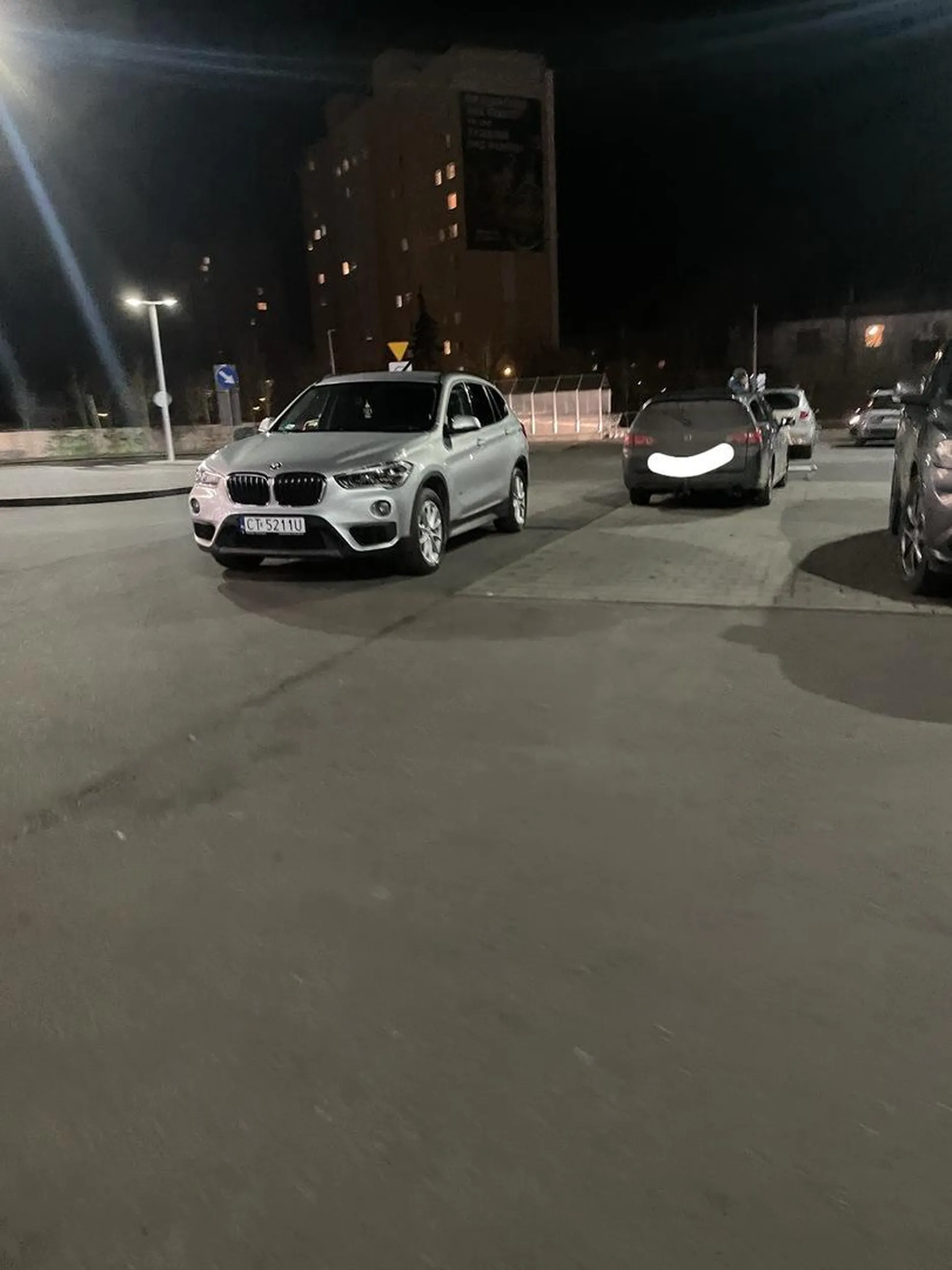 Na parkingu przed sklepem wyraźnie widać miejsce, gdzie należy parkować, jednak osoba która zaparkowała swoje BMW musiała trzymać się tradycji i zaparkować nieprawidłowo, mimo dużej ilości wolnych miejsc