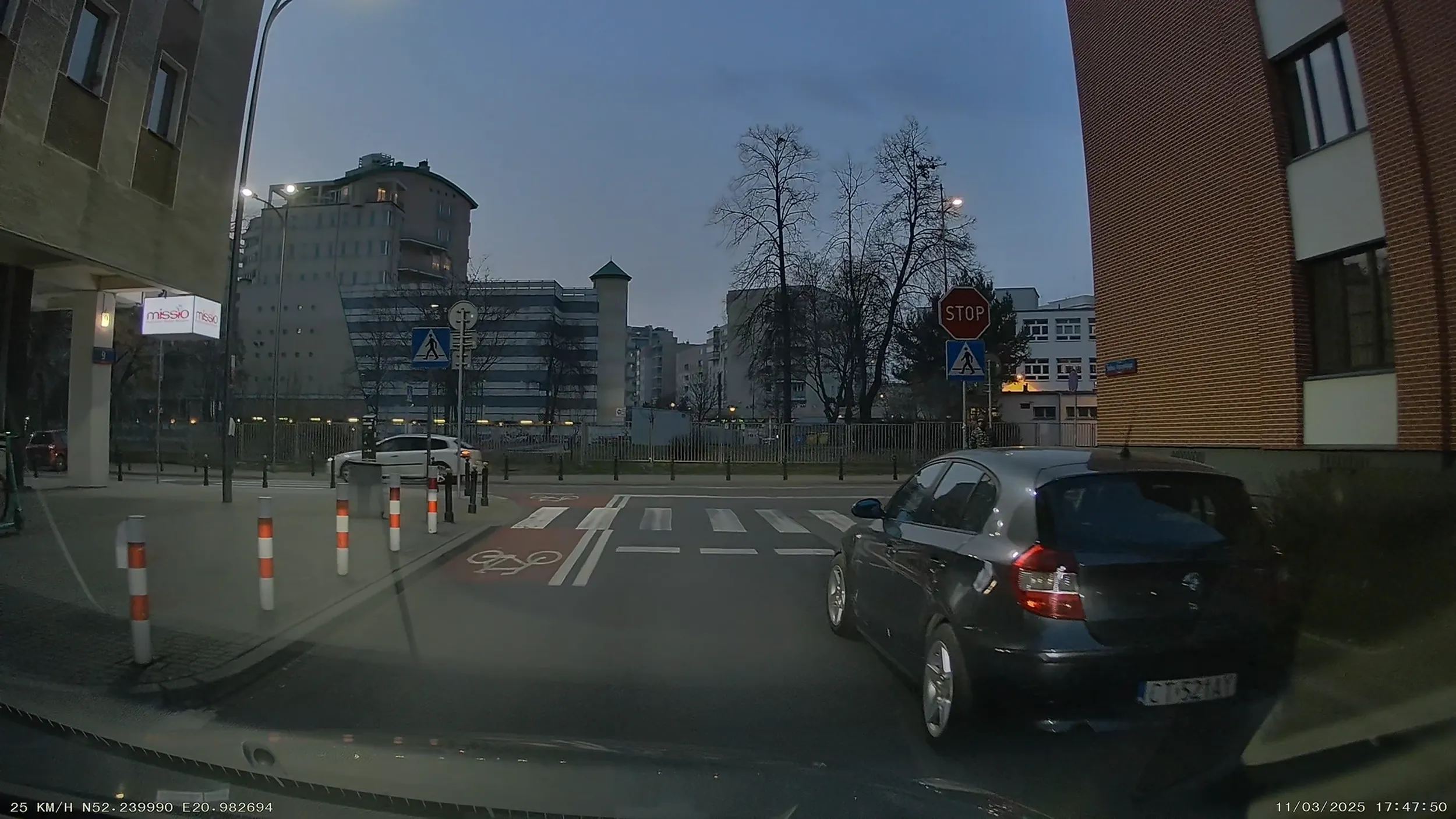 Różne pomysły na parkowanie widziałem, ale to bije wszystko inne na głowę! Na drodze jednokierunkowej, z kontrapasem dla rowerów, ok. 2 m przed przejściem dla pieszych, i na domiar wszystkiego jakieś 0,5 m od krawężnika!