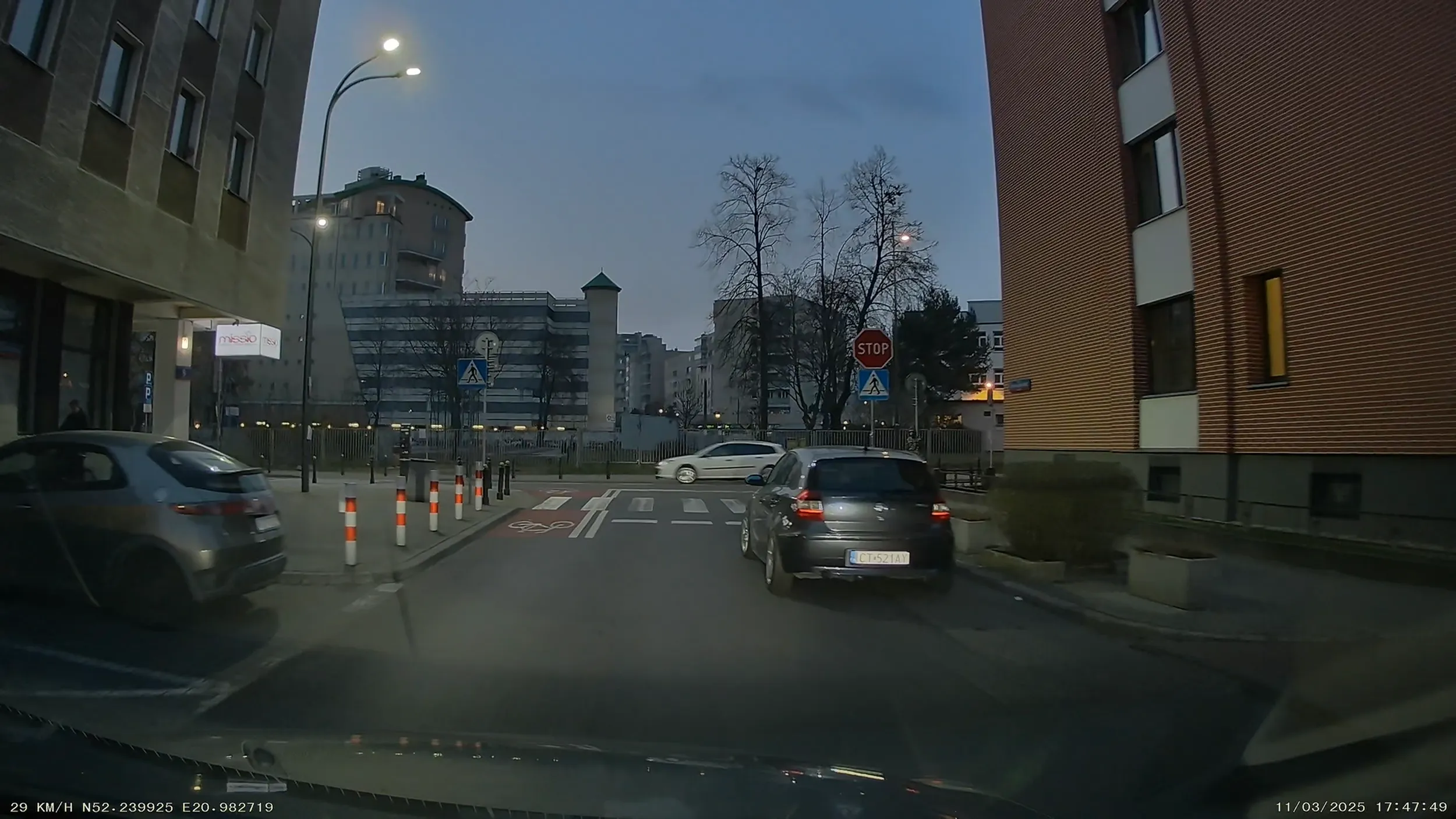 Różne pomysły na parkowanie widziałem, ale to bije wszystko inne na głowę! Na drodze jednokierunkowej, z kontrapasem dla rowerów, ok. 2 m przed przejściem dla pieszych, i na domiar wszystkiego jakieś 0,5 m od krawężnika!