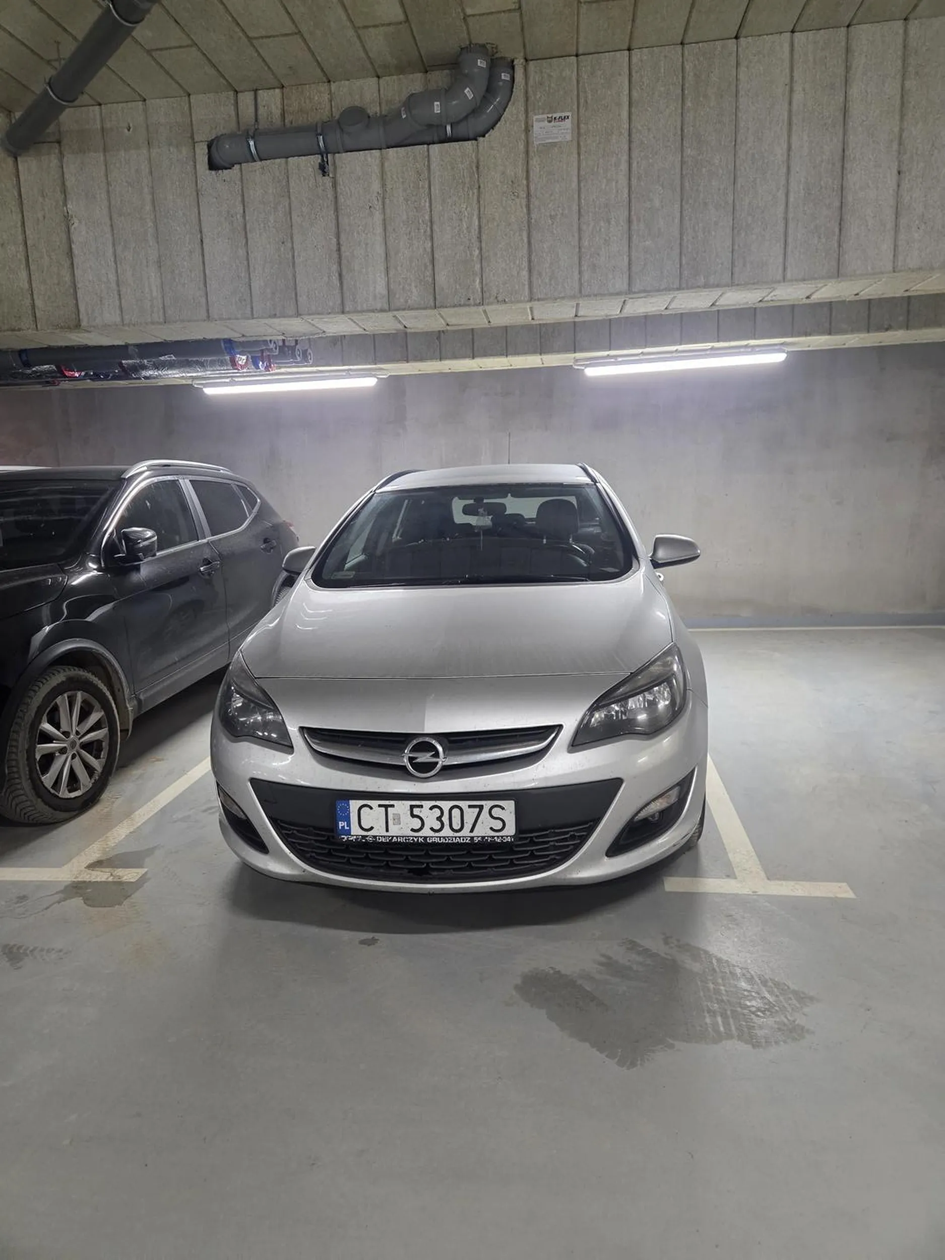 Przestań zajmować prywatne miejsca w hali garażowej i reaguj na upomnienia.