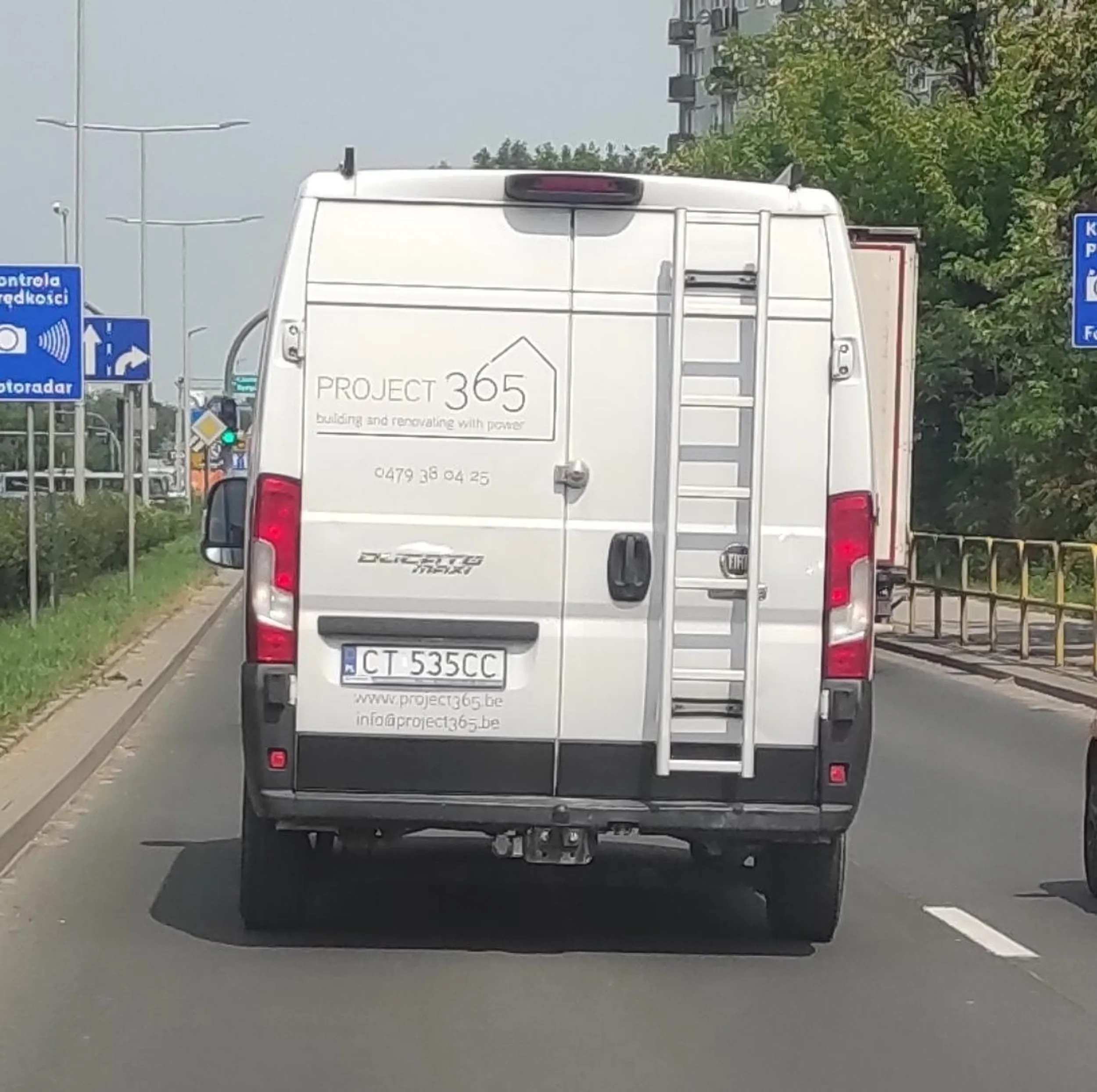 Wymuszanie pierwszeństwa bo jaśnie Panu się śpieszy. Jazda niezgodna z przepisami. Burak za kierownicą. Oby kiedyś skończył na drzewie.