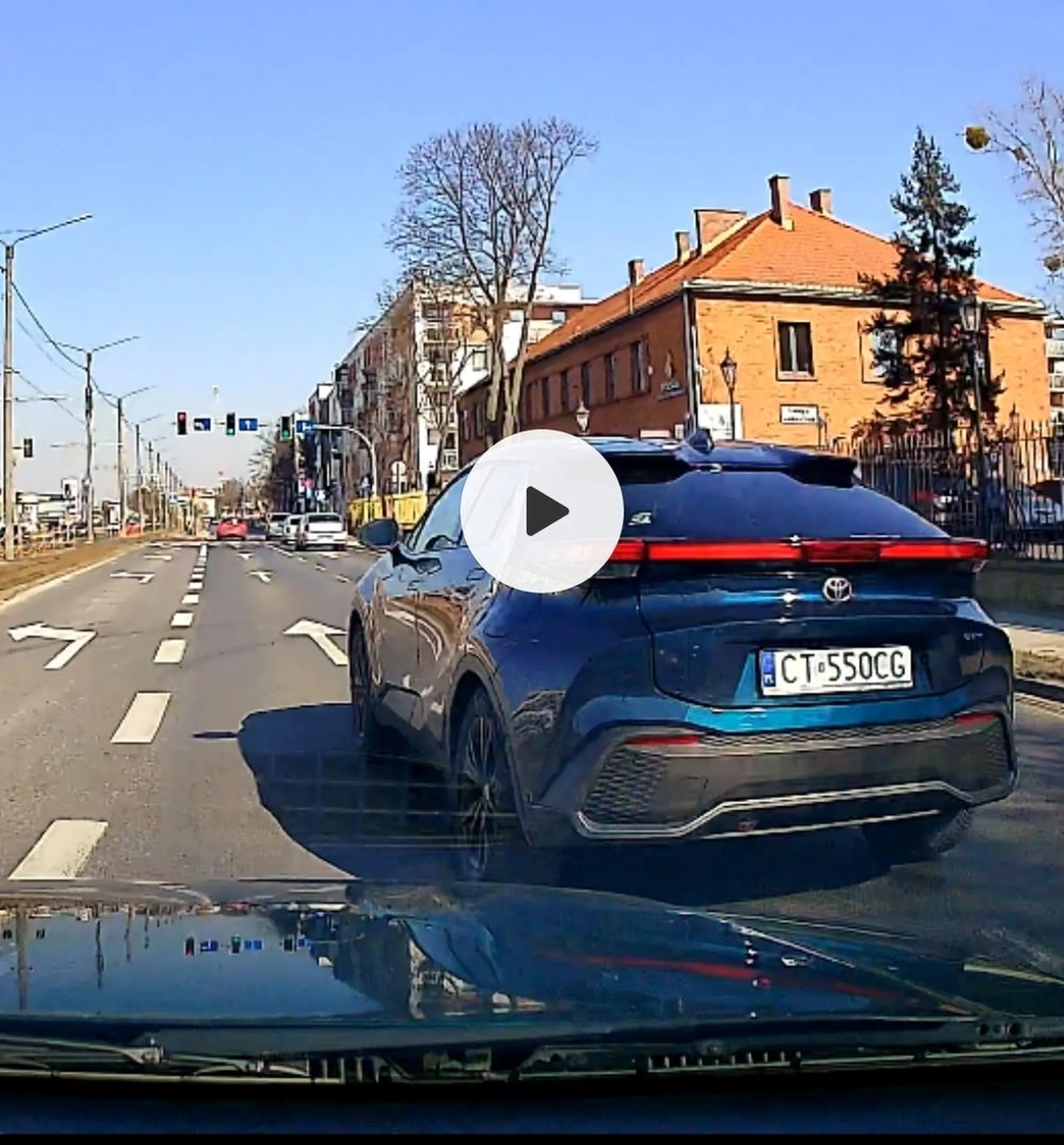 Ćwok stary wciska się na zderzak przy zmianie pasa. Musiałem hamować, by uniknąć kolizji. Po zwróceniu uwagi Ćwok stary kazał mi spadać.  Takiego nie żal zgłosić na policję.