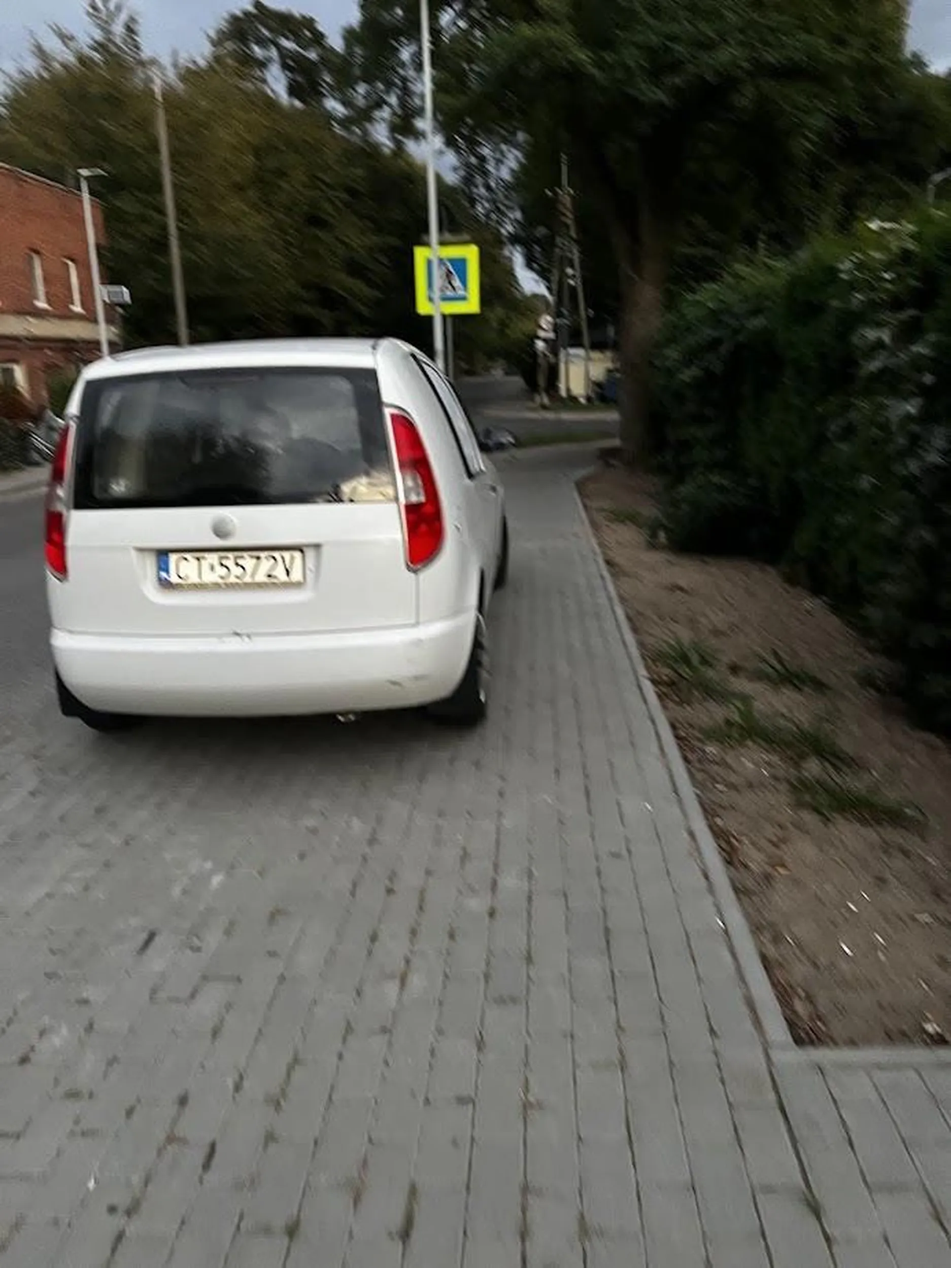 parkowanko przed przejściem dla pieszych, na chodniku przed przychodnią rehabilitacyjną - brak pozostawienie miejsca dla pieszych np. poruszających się na wózku lub o kulach