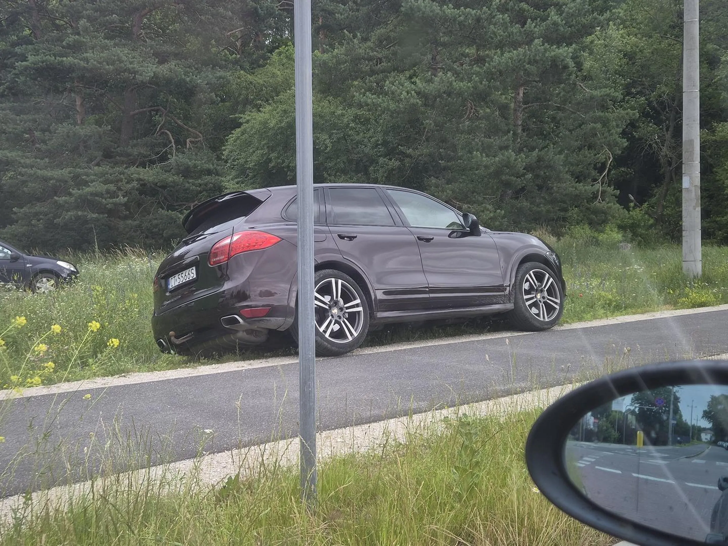 Następnym razem proponuję zaparkować na środku ścieżki rowerowej pozdrawiam