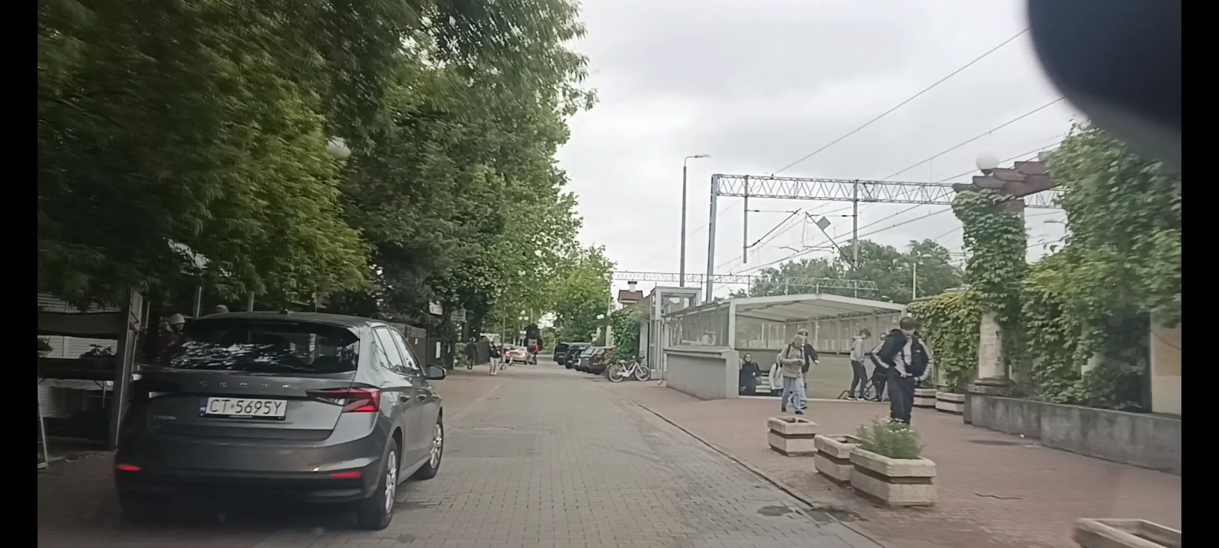 Baba Bandyta drogowy wyjechała na skrzyżowaniu z lewej strony z ulicy jednokierunkowej, czyli jadąc pod prąd, jechała bez włączonych świateł a potem zaparkowała na chodniku na ulicy z zakazem zatrzymywania się i postoju.