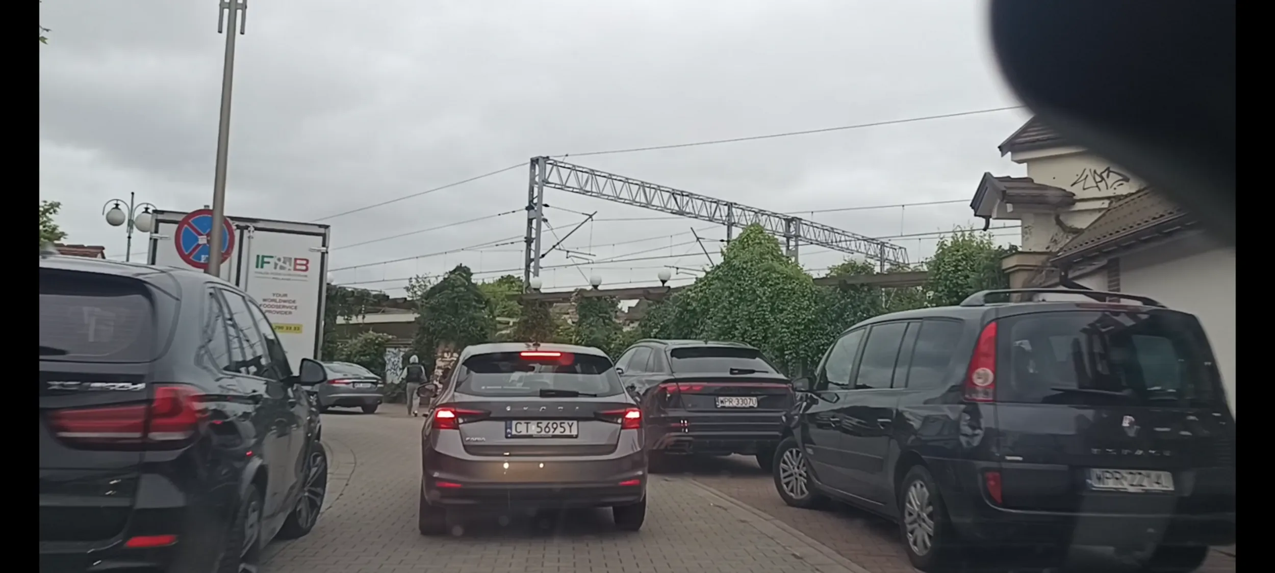 Baba Bandyta drogowy wyjechała na skrzyżowaniu z lewej strony z ulicy jednokierunkowej, czyli jadąc pod prąd, jechała bez włączonych świateł a potem zaparkowała na chodniku na ulicy z zakazem zatrzymywania się i postoju.