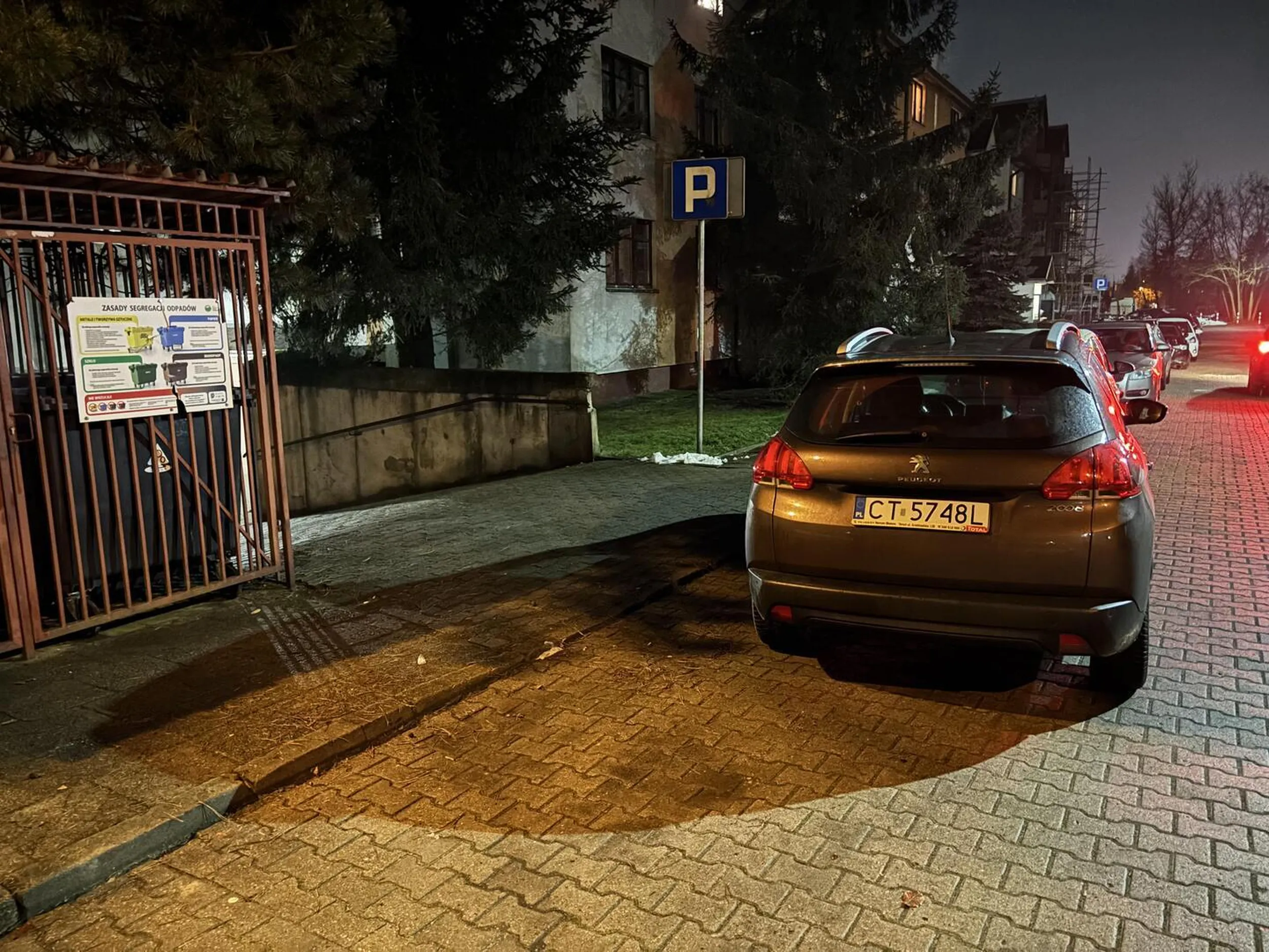 Zastawianie wjazdu do zatoki garażowej.