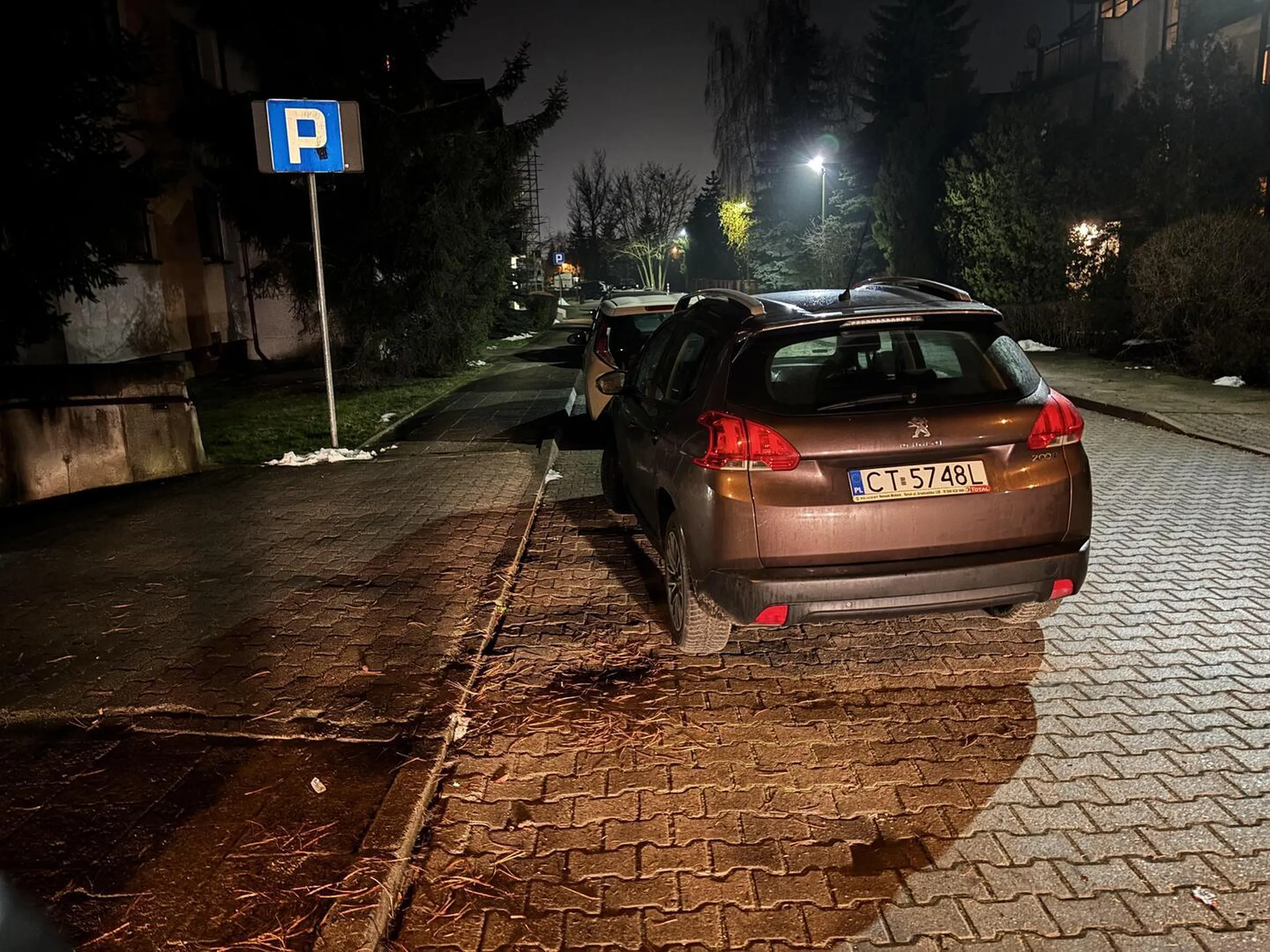 Zastawianie wjazdu do zatoki garażowej.