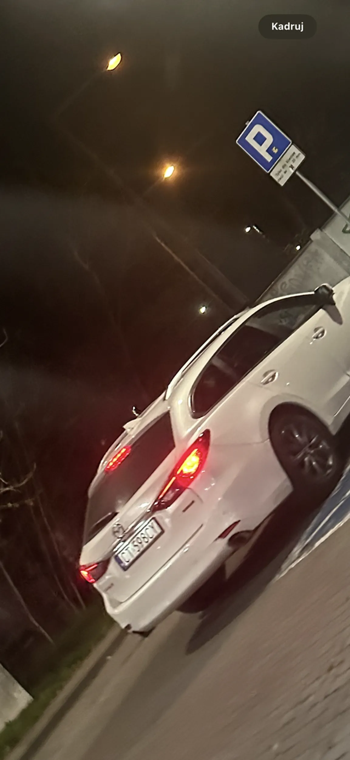 Dziecko nie wie, że jak się tankuje to przejazd powinien być wolny. Zatarasuje 4 samochody i się sapie.