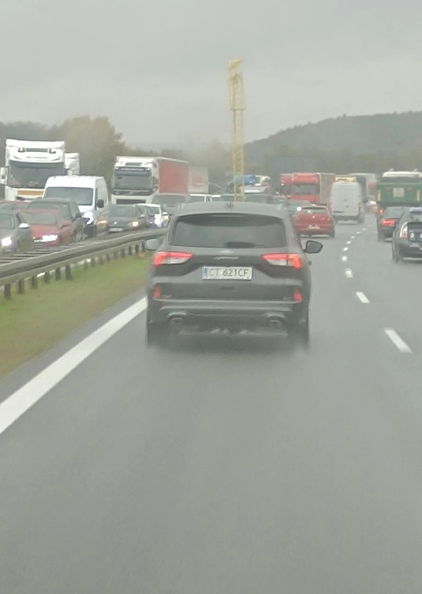 Jedzie kolumna aut wojskowych a Pan z Torunia trzyma się lewego pasa jadąc jak do kościoła. Wiesz kierowco od czego jest wgl lewy pas? Kodeks drogowy czeka.. Ciesz się że była regulacja ruchu a nie ŻW z nami..