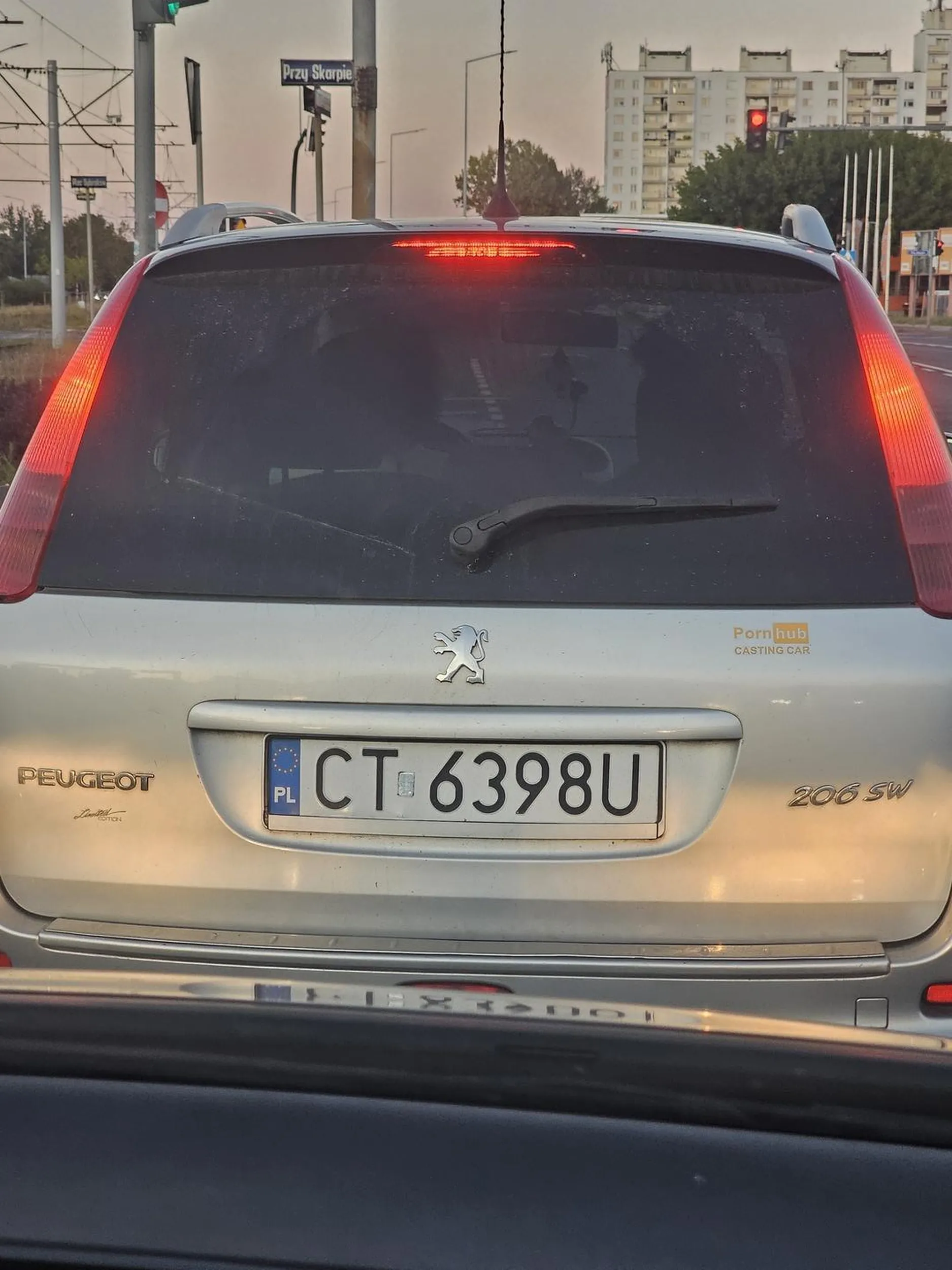 wrzuca wsteczny żeby w nas wjechać jak stoimy na czerwonym