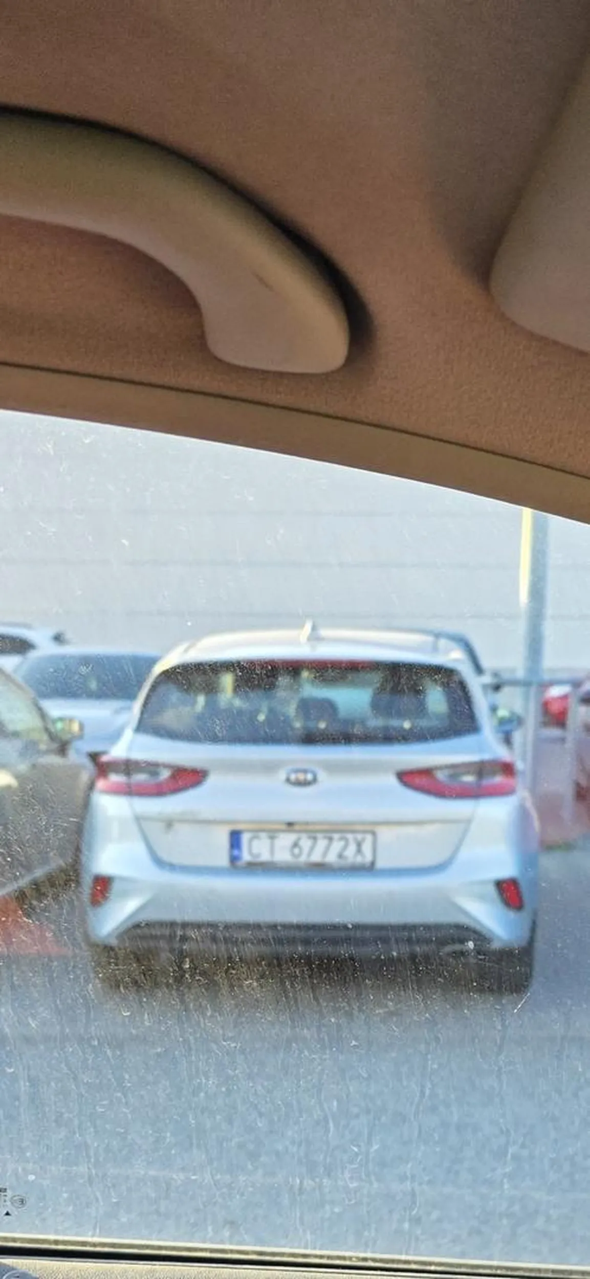 Pani blondynka z tego samochodu wysiadając nie patrzy jak otwiera drzwi i obija samochody zaparkowane obok