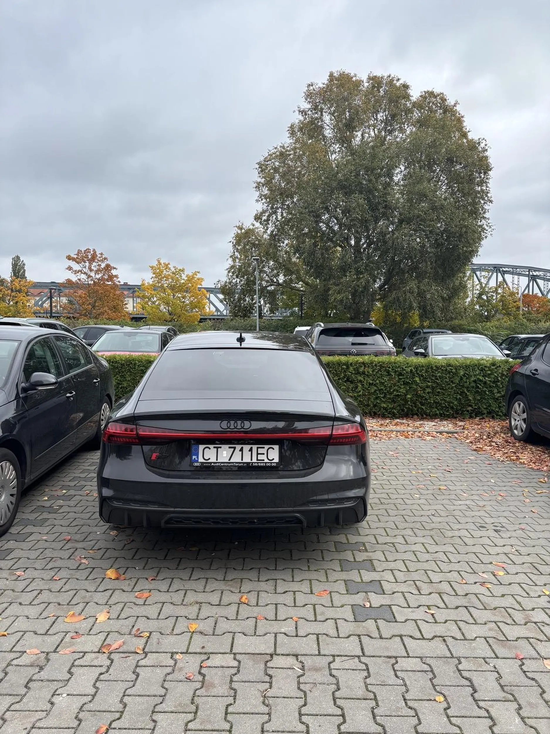 Kolejny młot który parkuje jak ciota, zalecam naukę parkowania bo wstyd mieć takie auto a nie potrafić parkować