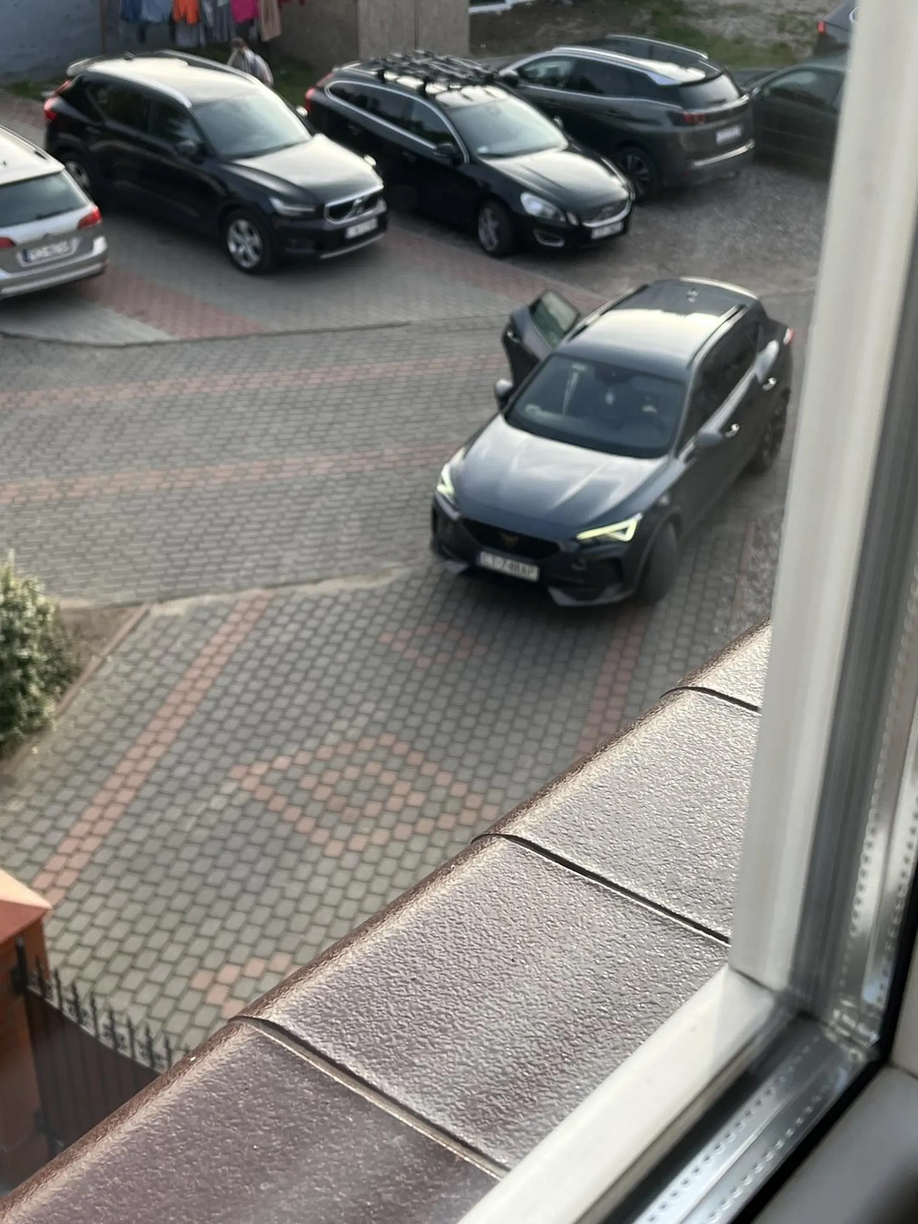 Gratuluje inteligencji stania 2 metry przed bramką i połową auta na wjezdzie oczywiscie parkowala kobieta z brakiem logicznego myślenia bo potem nie da sie wyjechac z garazu ktory nie jest na wprost bramki tylko z boku i nie da sie do niego wjechac tyłem ale oczywiscie karyna mysli ze mozna jej wszystko nie polecam jak cos