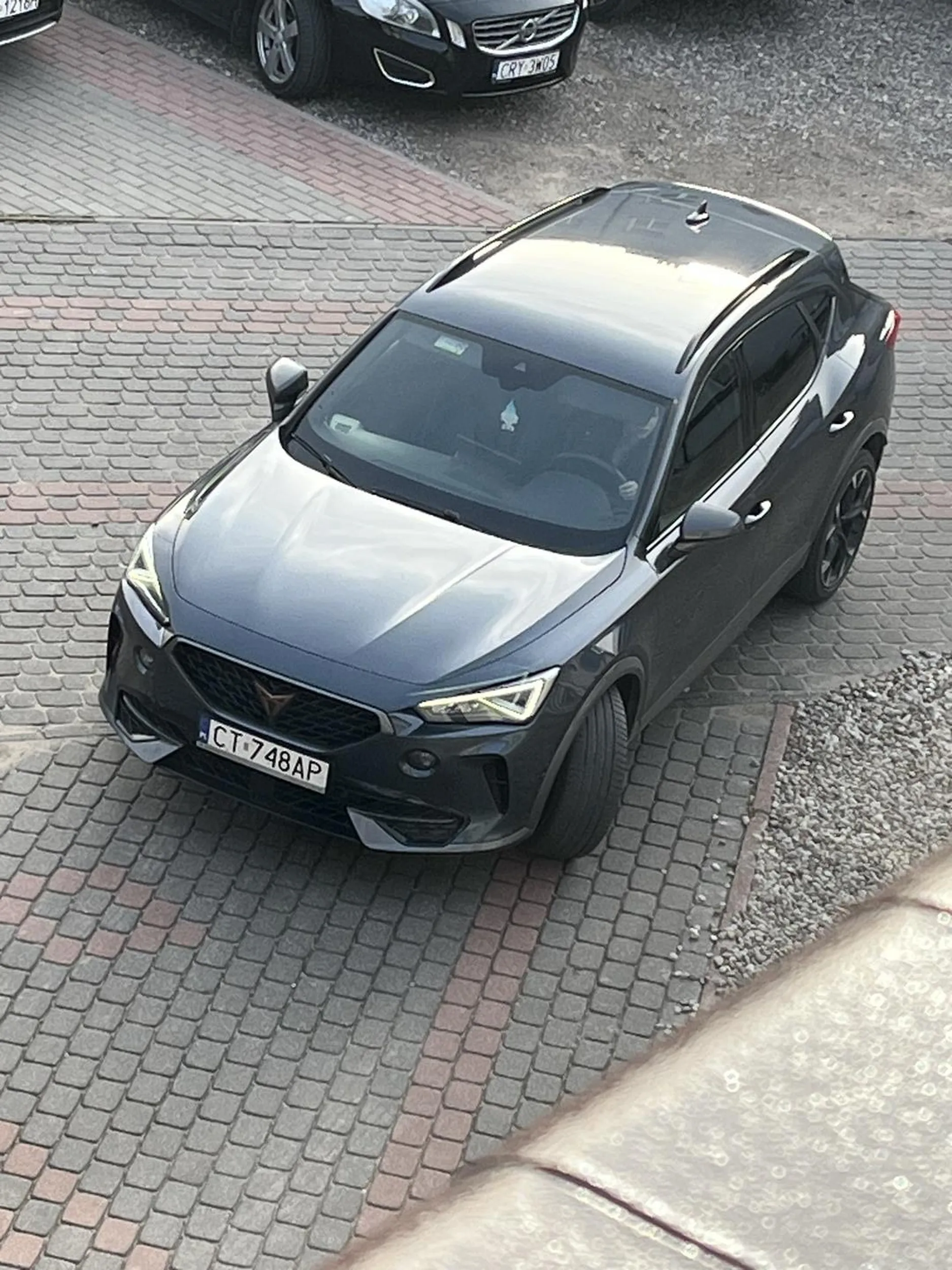 Gratuluje inteligencji stania 2 metry przed bramką i połową auta na wjezdzie oczywiscie parkowala kobieta z brakiem logicznego myślenia bo potem nie da sie wyjechac z garazu ktory nie jest na wprost bramki tylko z boku i nie da sie do niego wjechac tyłem ale oczywiscie karyna mysli ze mozna jej wszystko nie polecam jak cos