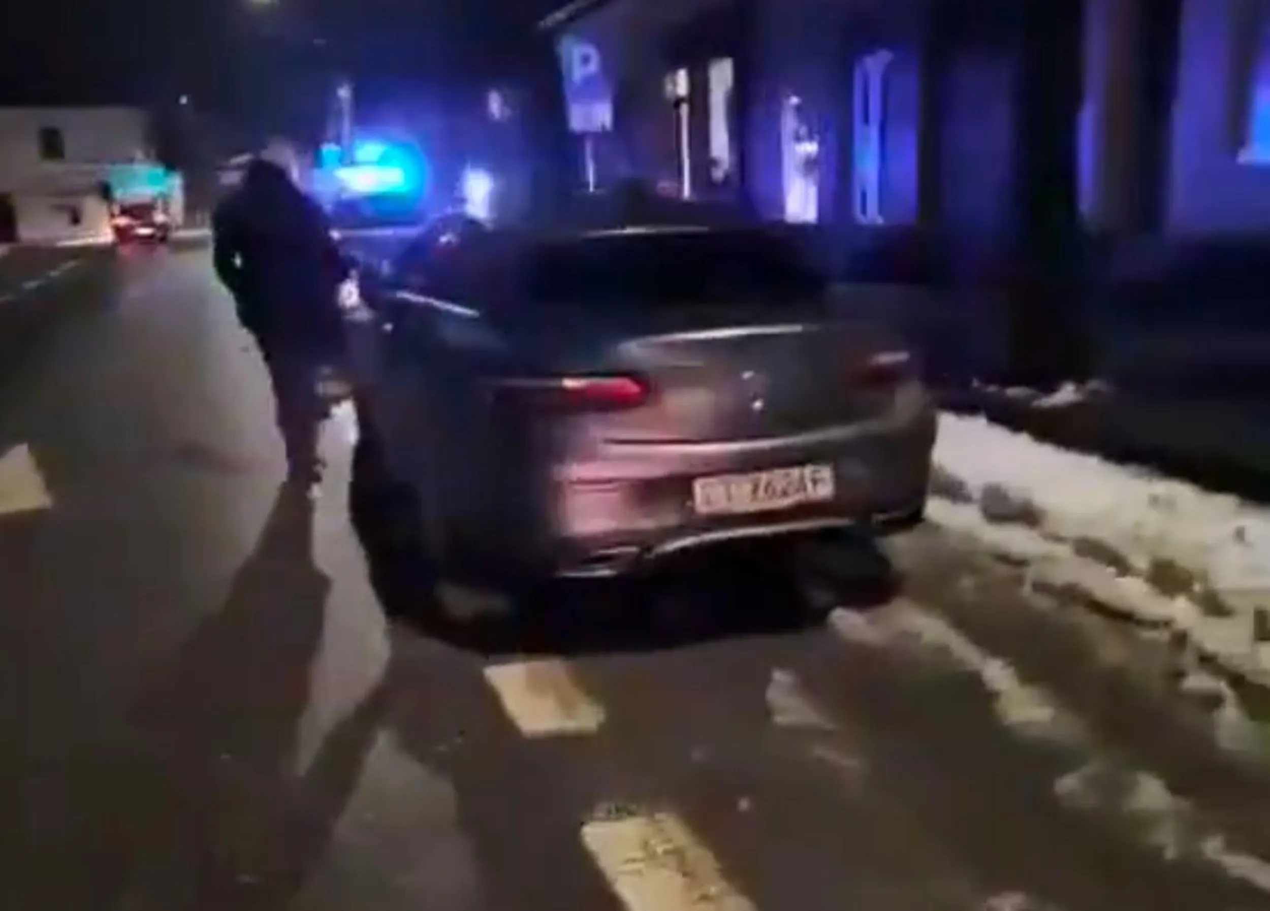 Ten kierowca ma gdzieś polskie prawo i parkuje na zakazie.