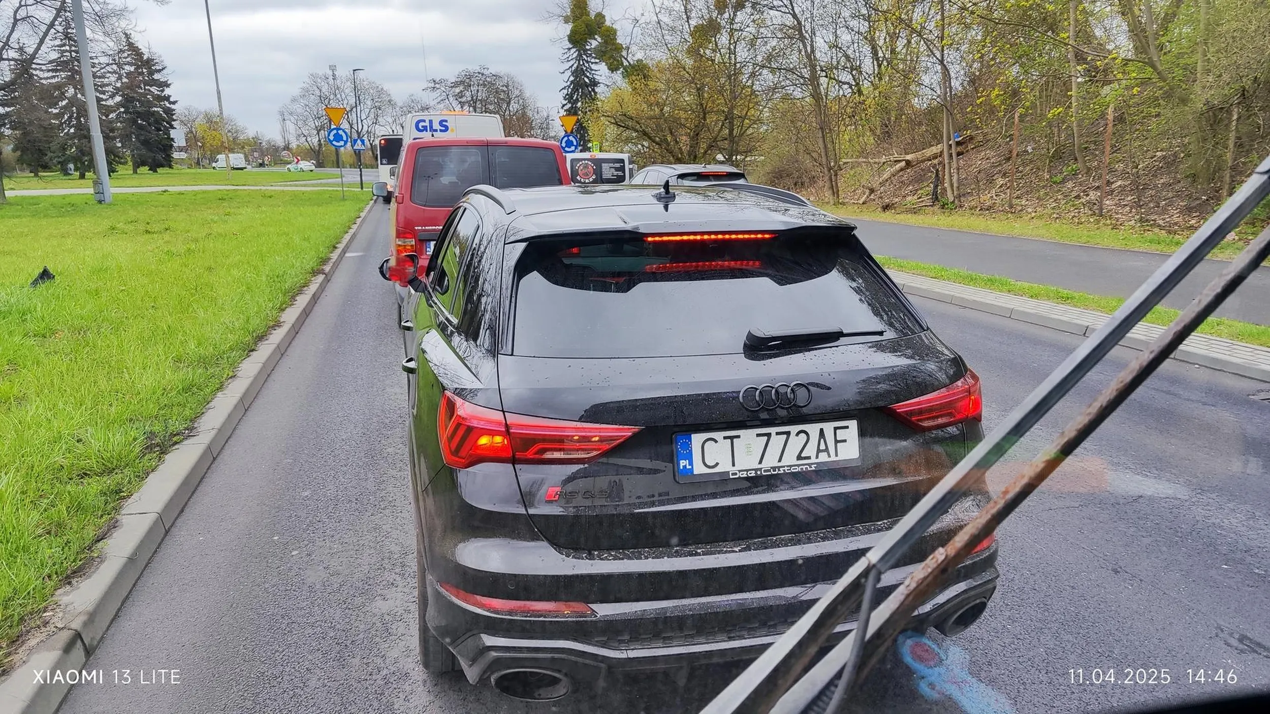 Cham jakich mało. Wjechał c przed autobus komunikacji miejskiej, w którym było dużo pasażerów  i z premedytacją wyhamował go do zera. Podziękował mi, kierowcy autobusu za próbę zmiany pasa. Zdążyłem ustąpić pierwszeństwo kilku pojazdom a ten widząc, co zamierzam jeszcze przyspieszył. Zapewne nie masz prawka, albo zdałeś za dziesiątym razem więc przedstawię ci chamie ten pewien art kodeksu drogowego Kierujący pojazdem, zbliżając się do oznaczonego przystanku autobusowego (trolejbusowego) na obszarze zabudowanym, jest obowiązany zmniejszyć prędkość, a w razie potrzeby zatrzymać się, aby umożliwić kierującemu autobusem (trolejbusem) włączenie się do ruchu, jeżeli kierujący takim pojazdem sygnalizuje kierunkowskazem zamiar zmiany pasa ruchu lub wjechania z zatoki na jezdnię.