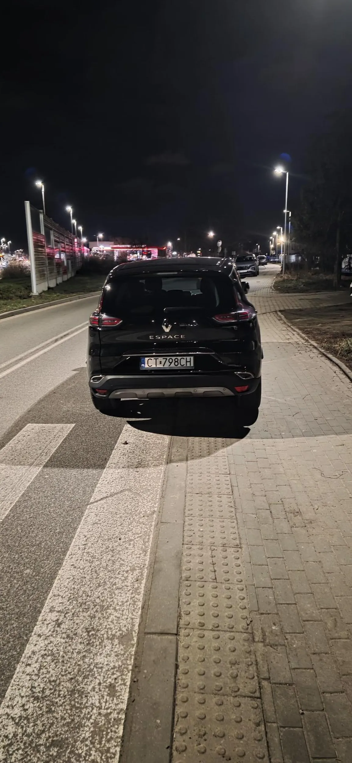 Gratulacje za znalezienie prawa jazdy w chipsach. Bo jak inaczej usprawiedliwić parkowanie na przejściu dla pieszych?