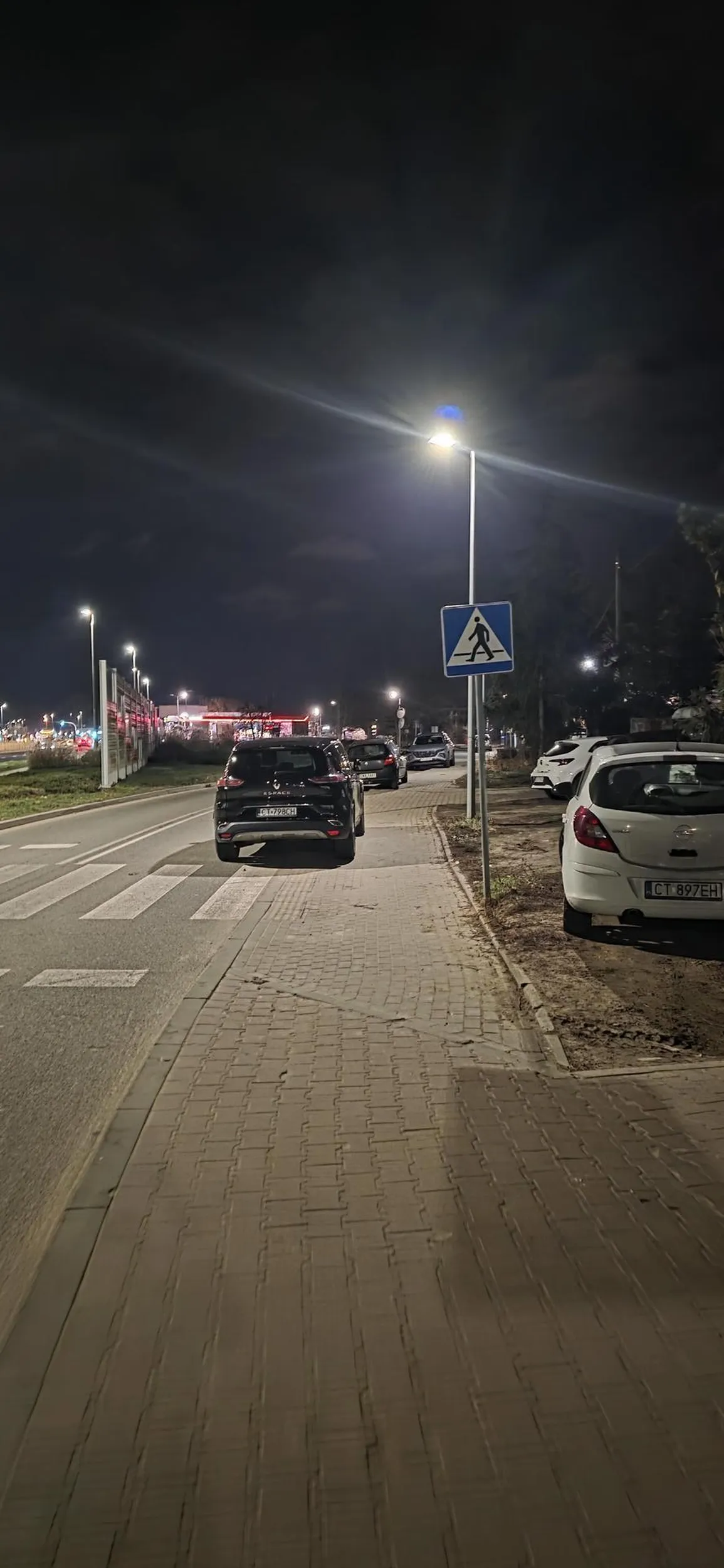 Gratulacje za znalezienie prawa jazdy w chipsach. Bo jak inaczej usprawiedliwić parkowanie na przejściu dla pieszych?