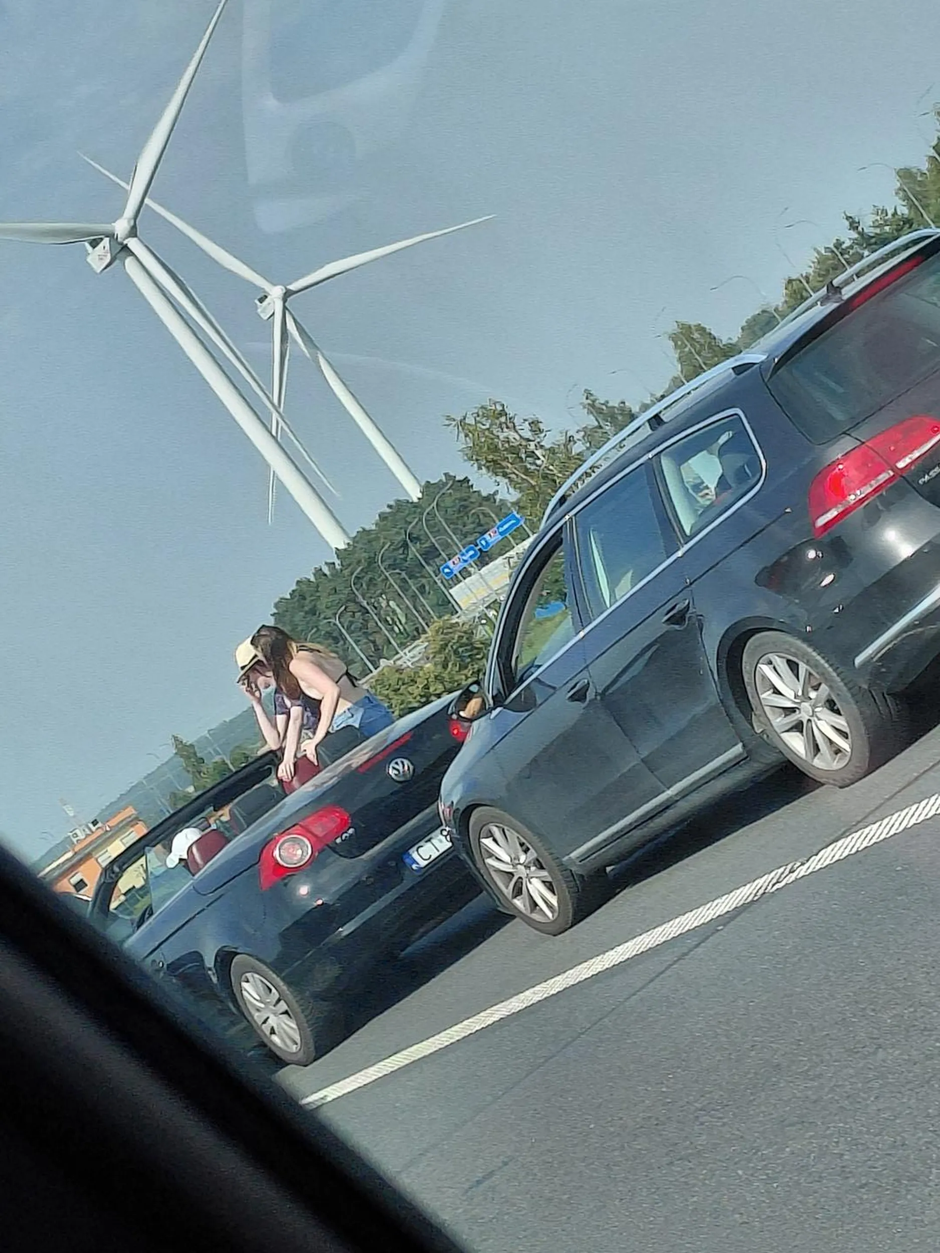 Dziewczynki chyba dobrze się bawią na a1