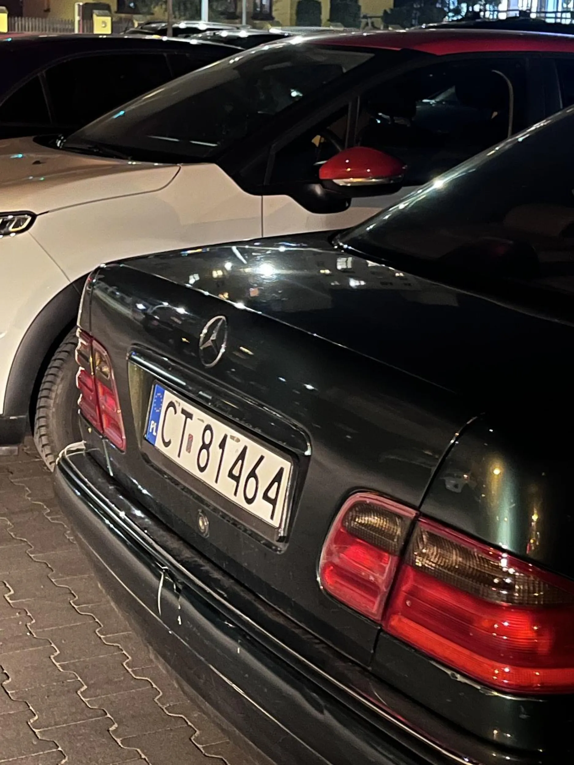 Parking w Toruniu na ulicy Jeśmanowicza. Polecam zapoznać się z otoczeniem zanim stanie się jak cham blokując pół parkingu. Czy osoba która postawiła w ten sposób samochód była świadoma, że blokuje ruch? Rozumiem wiele, ale uważanie że jest się najważniejszych i parkowanie tak aby inni nie mieli przejazdu to przesada.