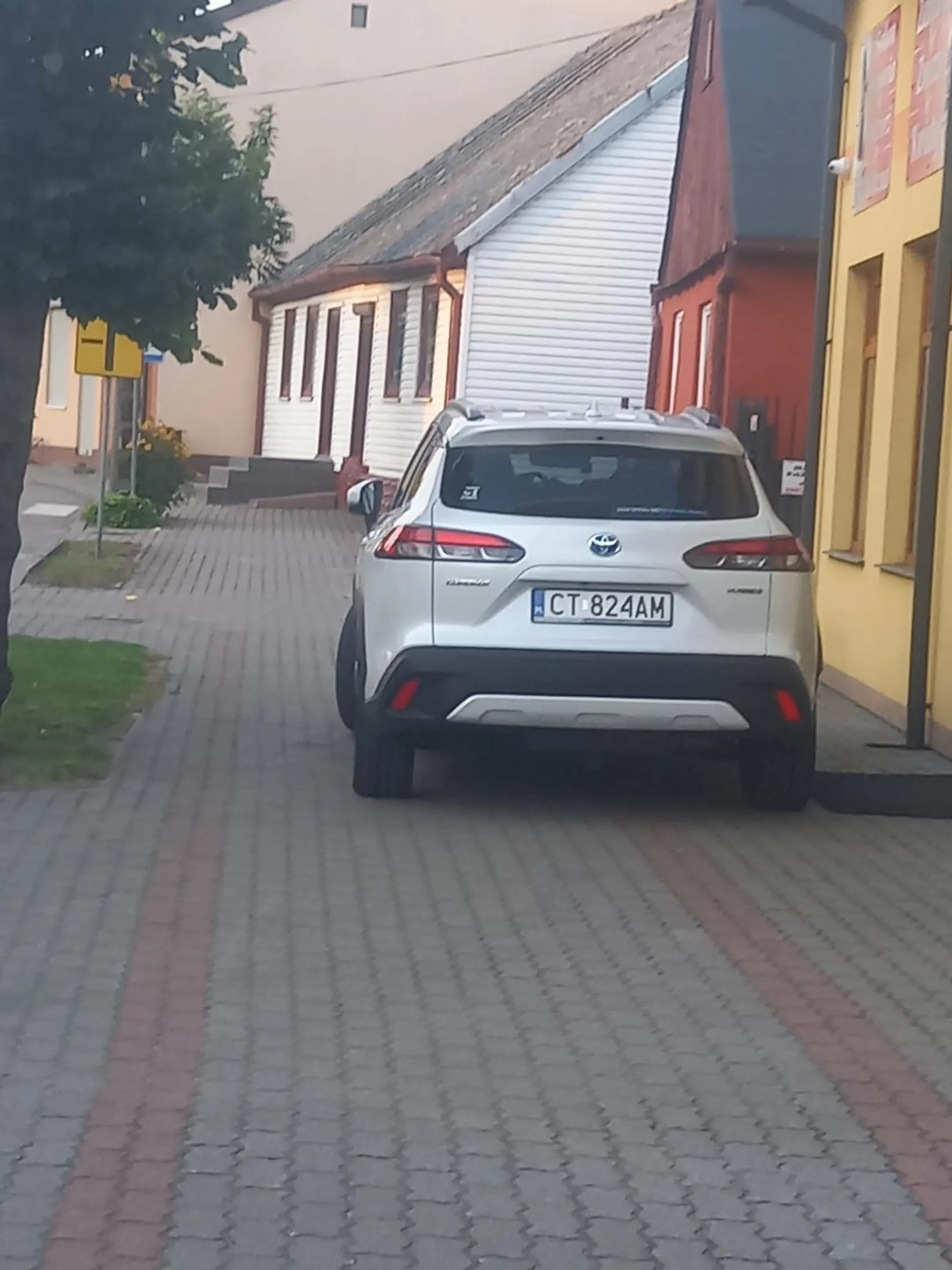 Parkowanie na chodniku.