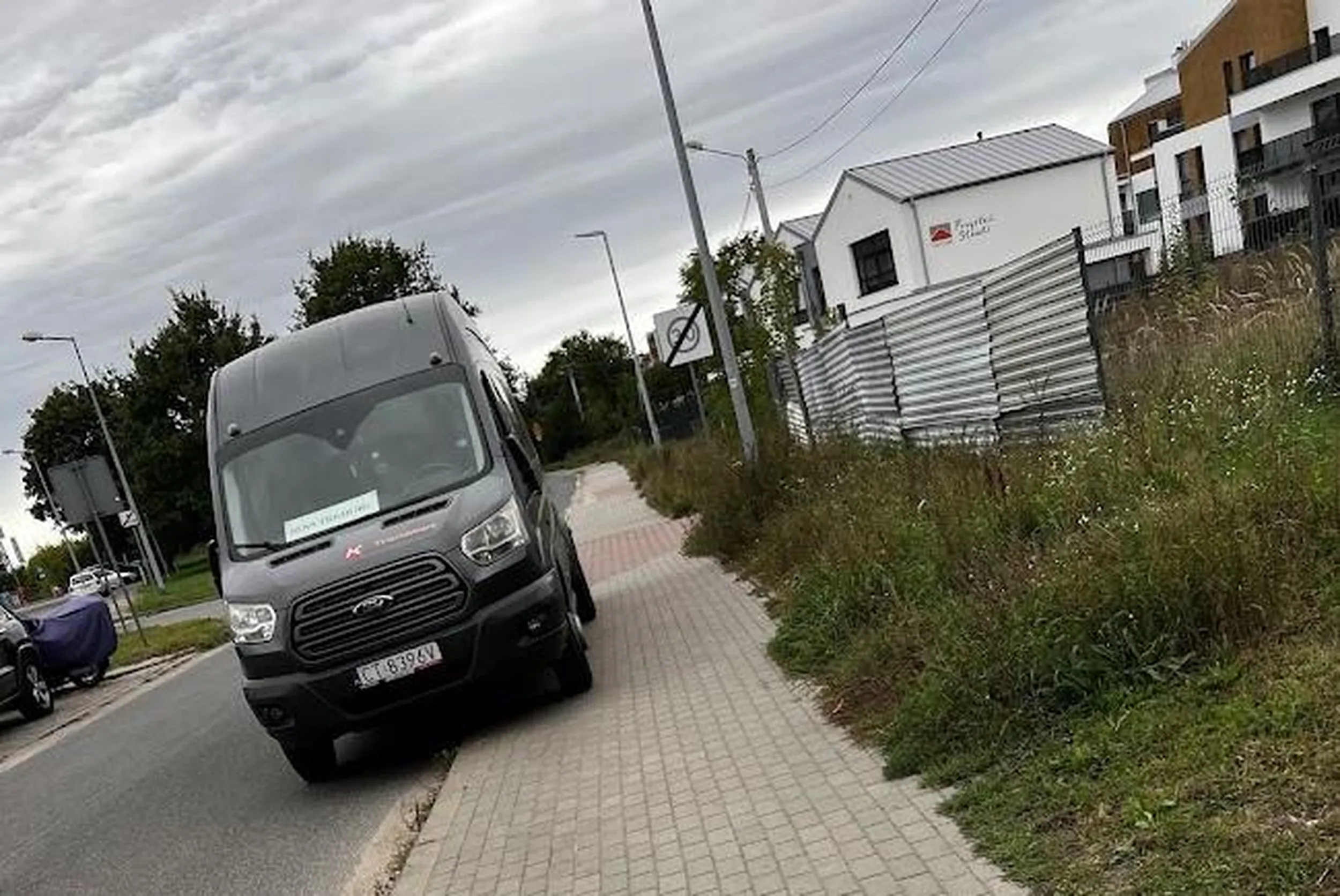 parkowanko ciężkim pojazdem (powyżej 2,5t DMC) na chodniku - potem chodnik zniszczony i pozapadany, zbierają się kałuże