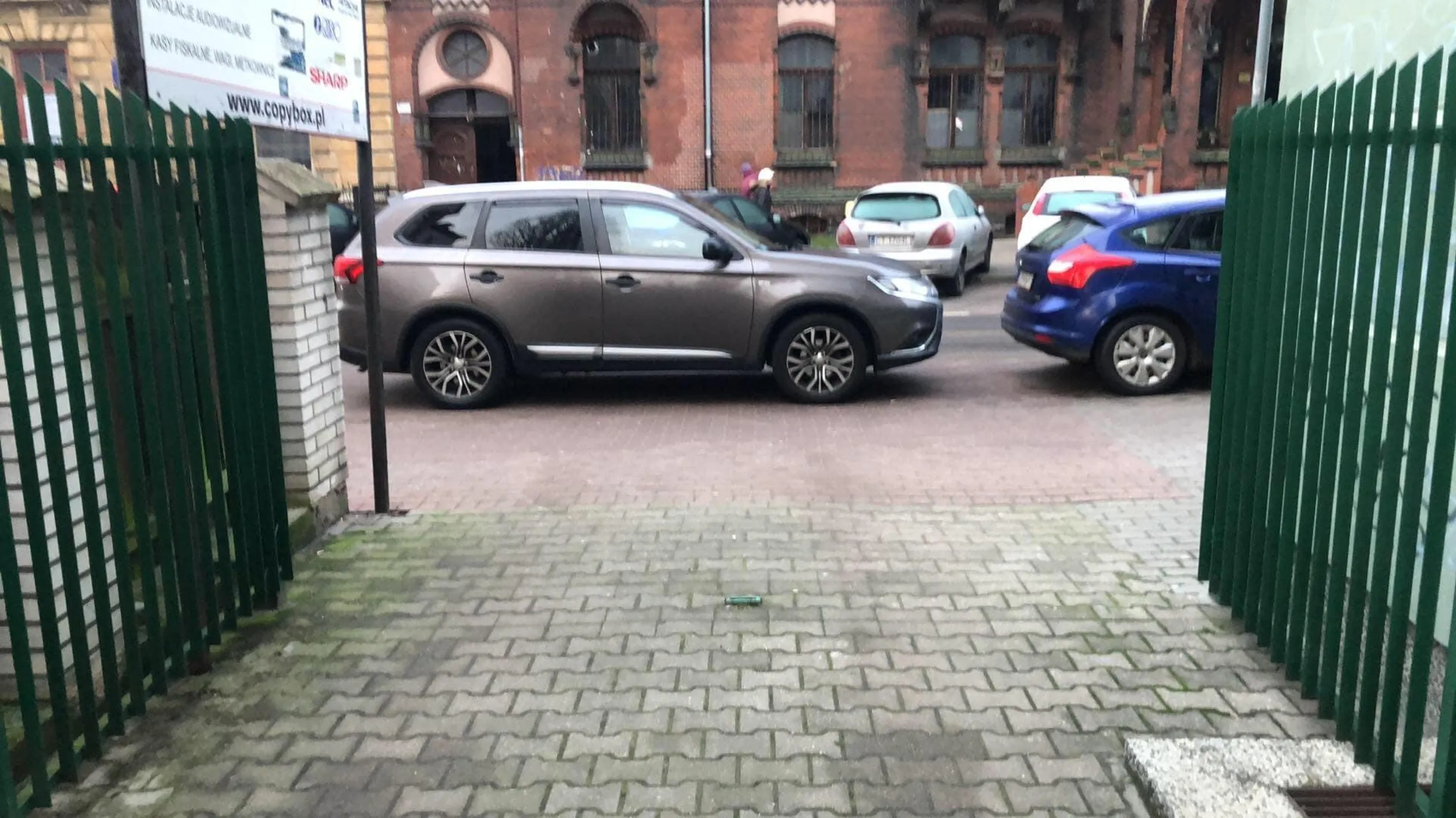 Prawa jazdy ta osoba na pewno nie posiada, zastawia sobie bramę i znika bez żadnych informacji