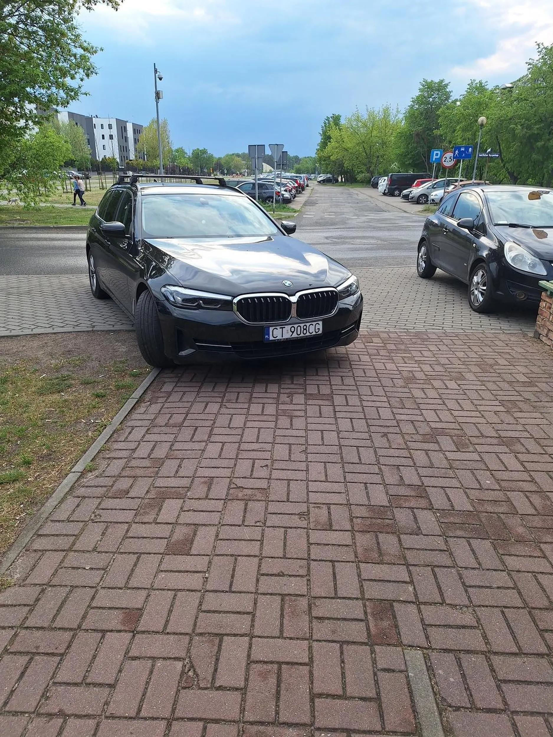 Cham zastawił chodnik i jeszcze się awanturuje.