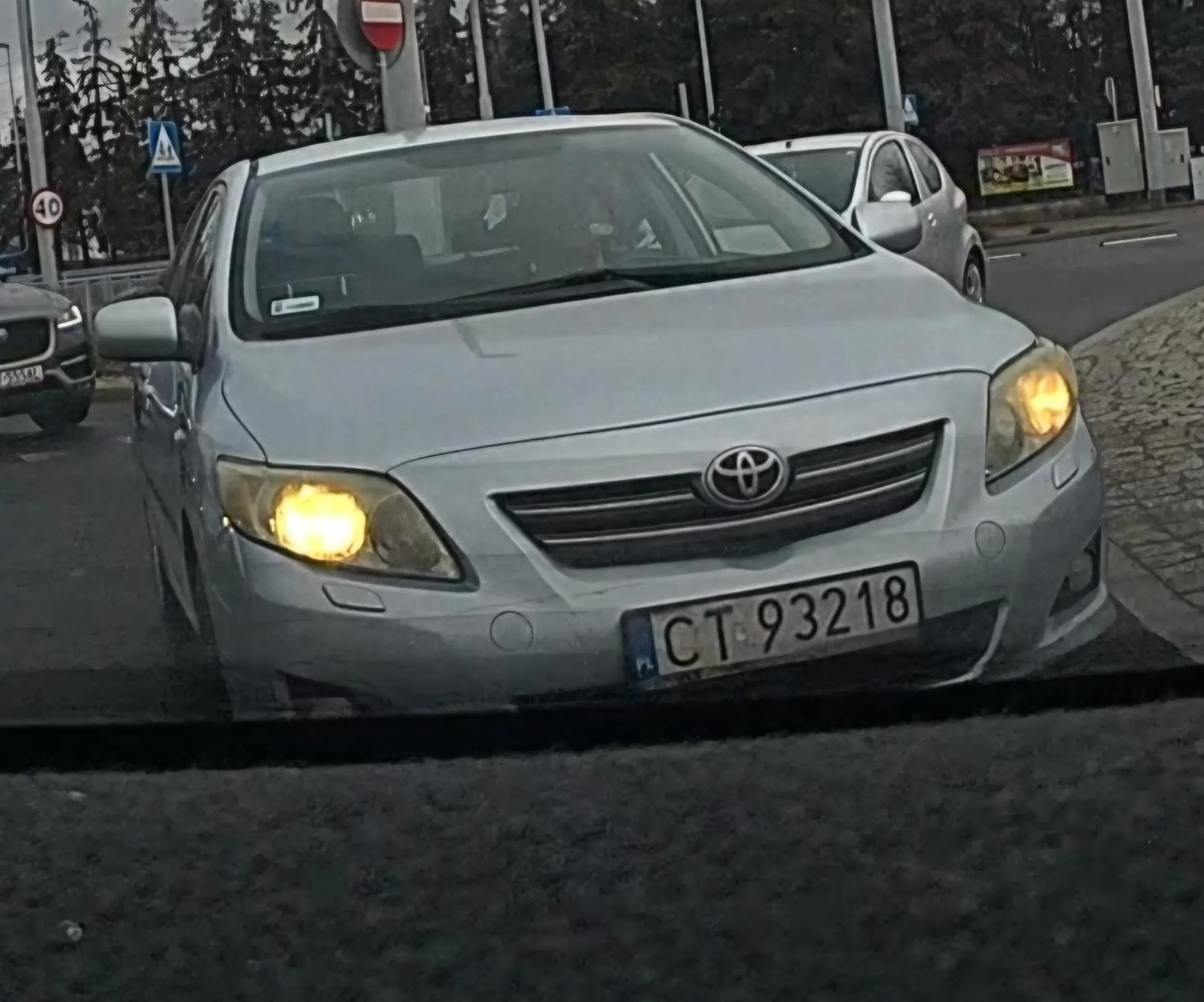 Kierowco poświęć więcej skupienia na drodze bo komuś krzywdę zrobisz. Dzisiaj niewiele brakło. Ciepło się robi to zacznij spacerować to szybko się nauczysz, że jeżdżenie to wygoda i uszanuj to bo jak ci prawko zabiorą to będzie wstyd