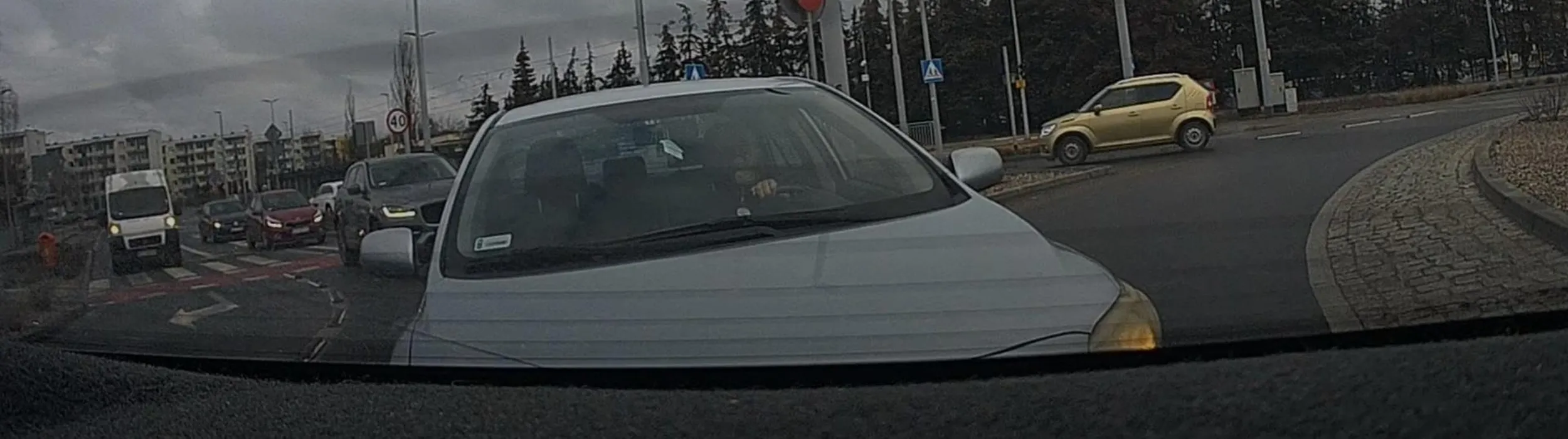 Kierowco poświęć więcej skupienia na drodze bo komuś krzywdę zrobisz. Dzisiaj niewiele brakło. Ciepło się robi to zacznij spacerować to szybko się nauczysz, że jeżdżenie to wygoda i uszanuj to bo jak ci prawko zabiorą to będzie wstyd