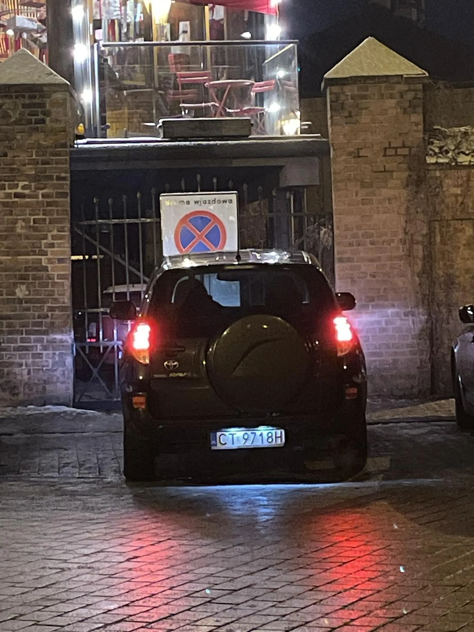 No tak, po co stanąć na miejscu wyznaczonym do tego kilkanaście metrów dalej, skoro można zastawić bramę. Jeśli znak był dla kierowcy za mały, to polecam wizytę u okulisty. :)