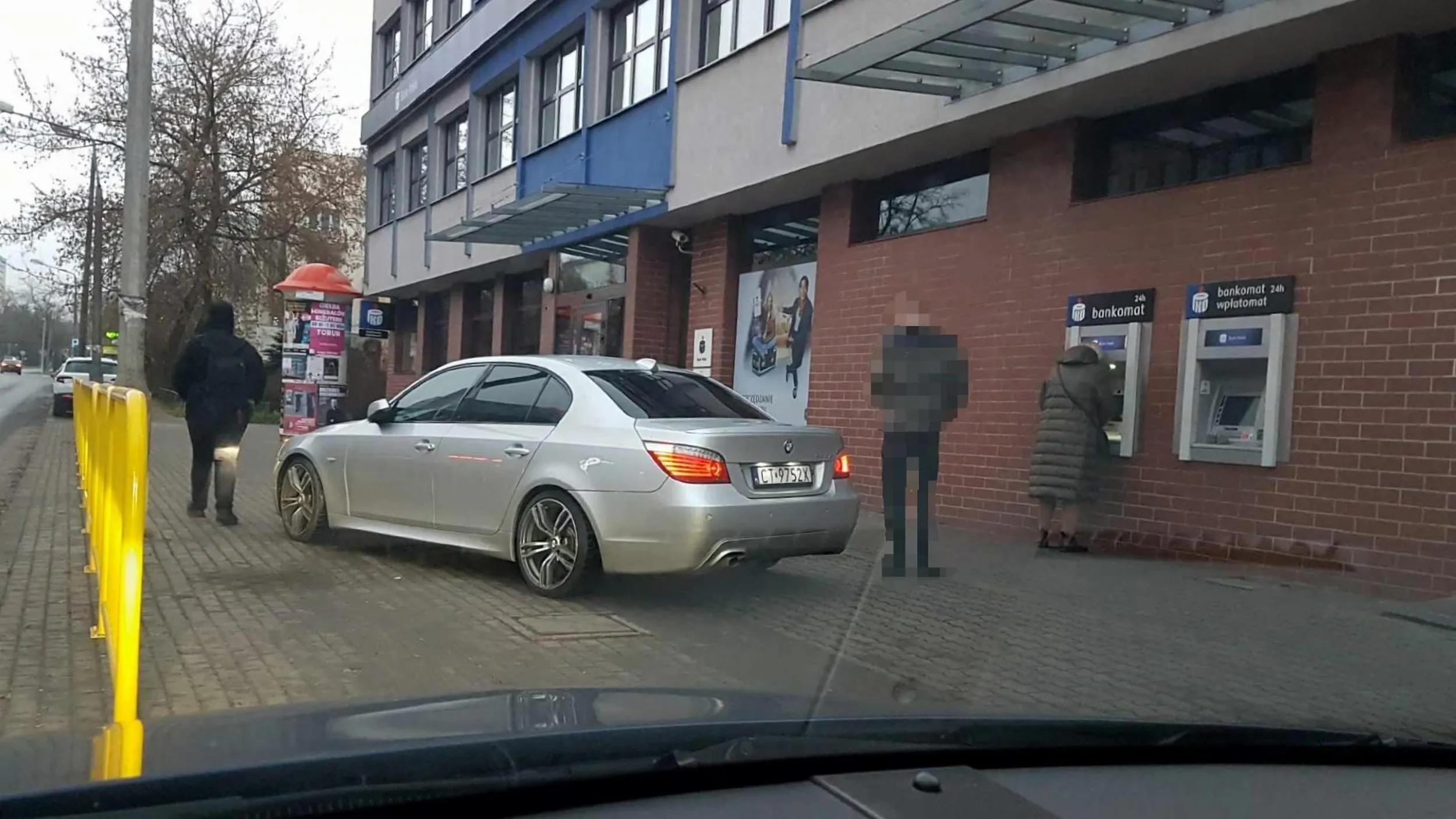 Pieniądze wypłacić muszę bo się uduszę