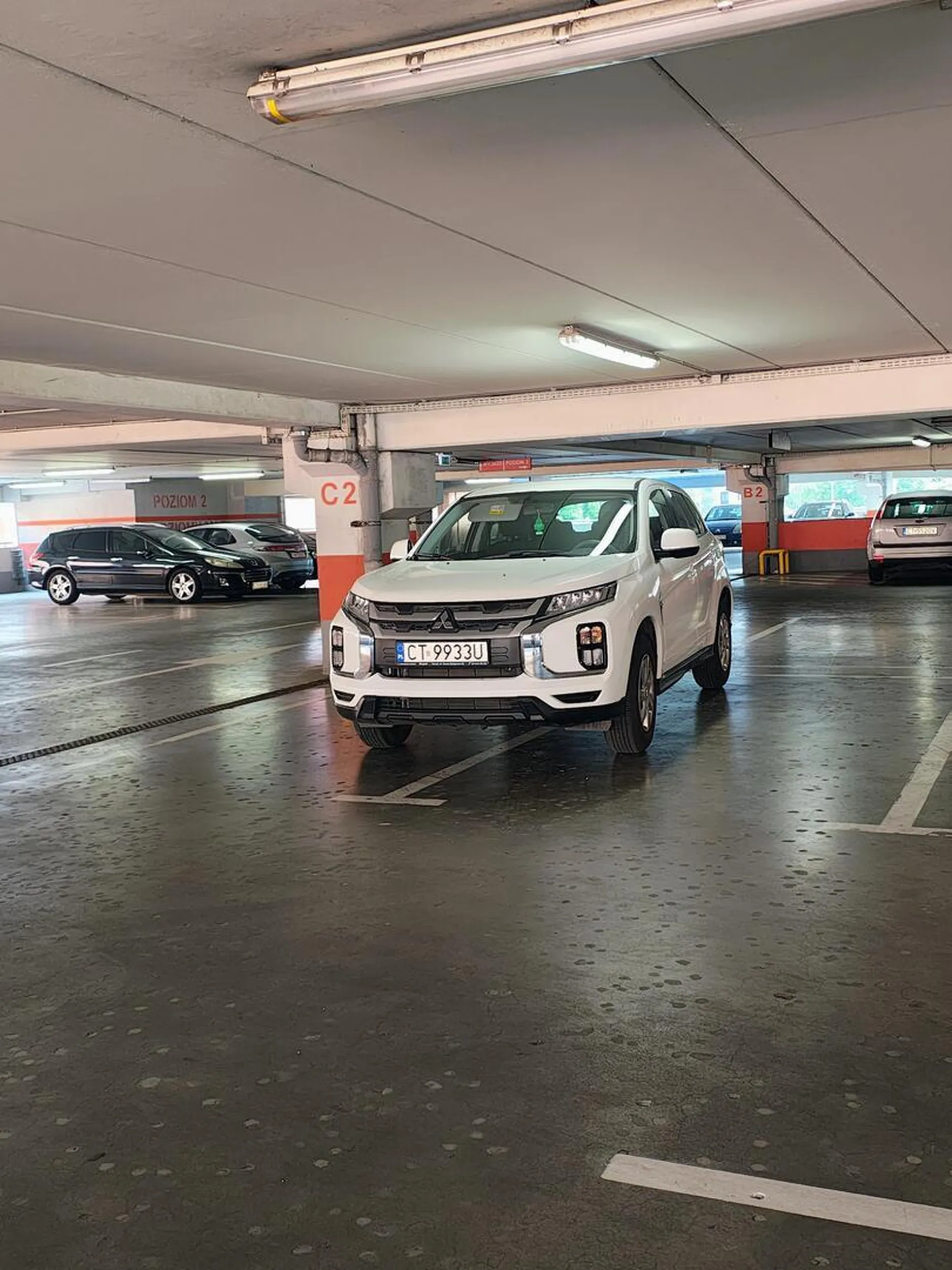 Pani ewidentnie nie przejmuje się liniami wyznaczającymi miejsca parkingowe