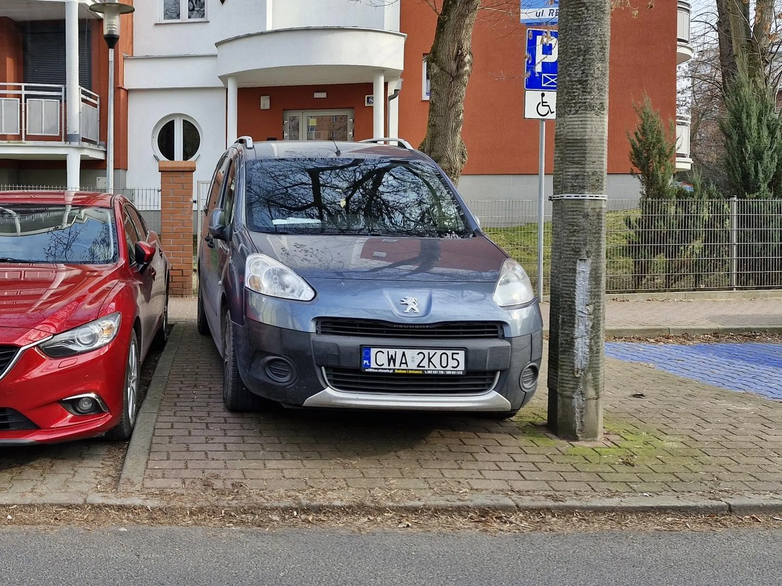 Jeśli już naprawdę musisz tutaj zaparkować, proszę zwrócić uwagę, czy nie zastawiasz komuś drzwi.